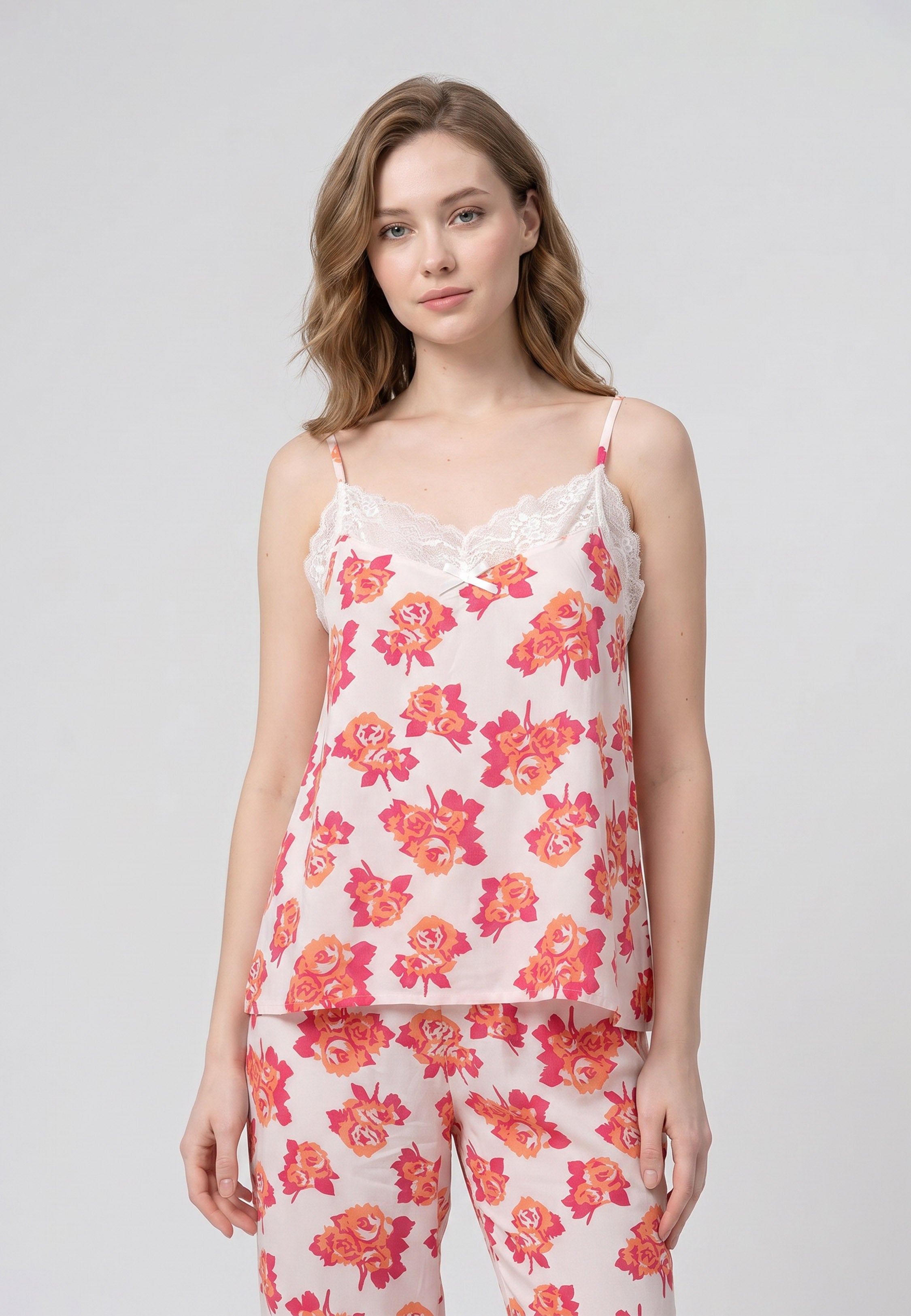 Femme portant un pyjama deux pièces camisole col V dentelle et pantalon long imprimé fleuri multicolore orange Rosabella Summer Time