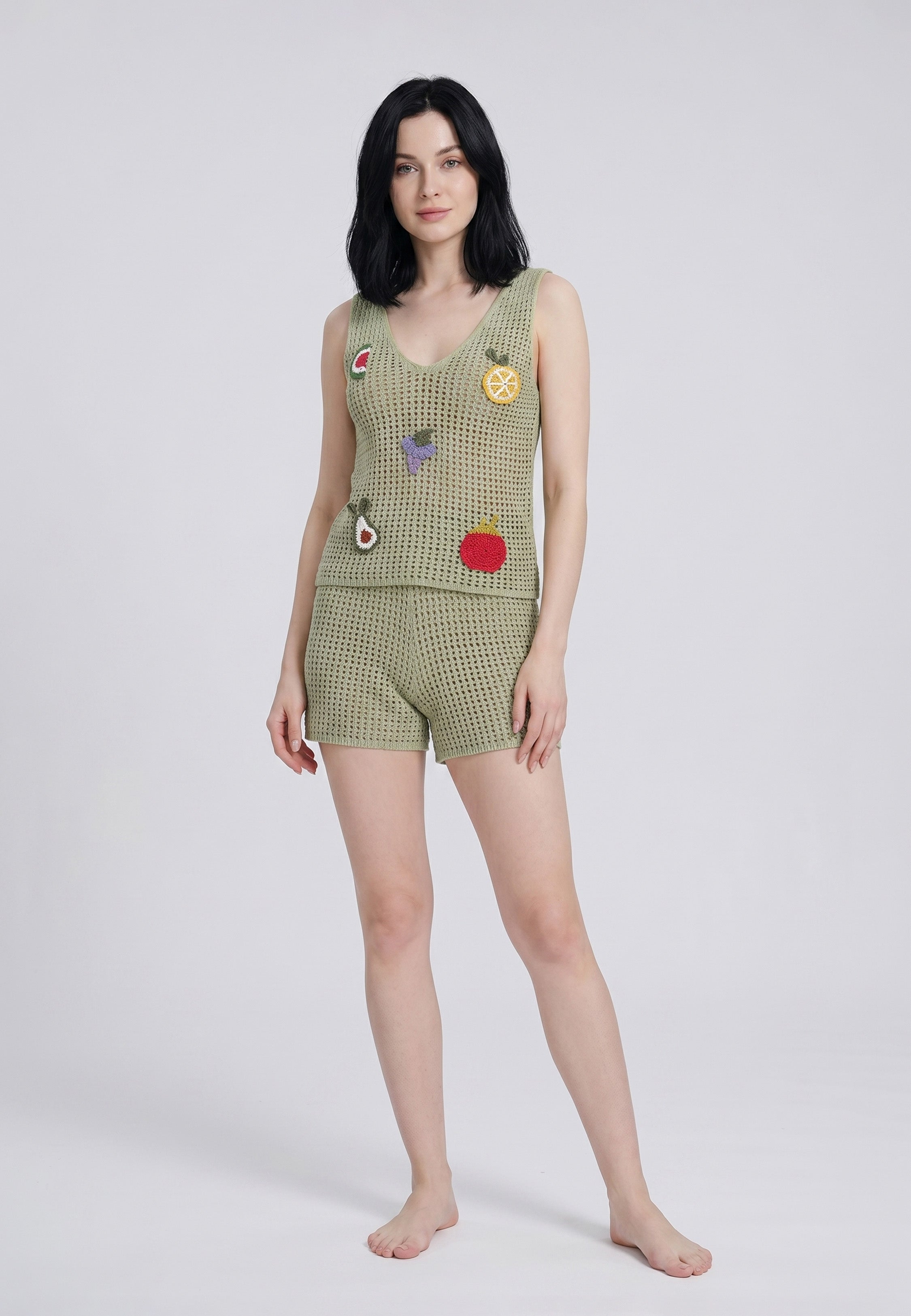Femme portant un ensemble débardeur col V maille ajourée sable appliqués fruits 3D multicolores et short assorti Rosabella