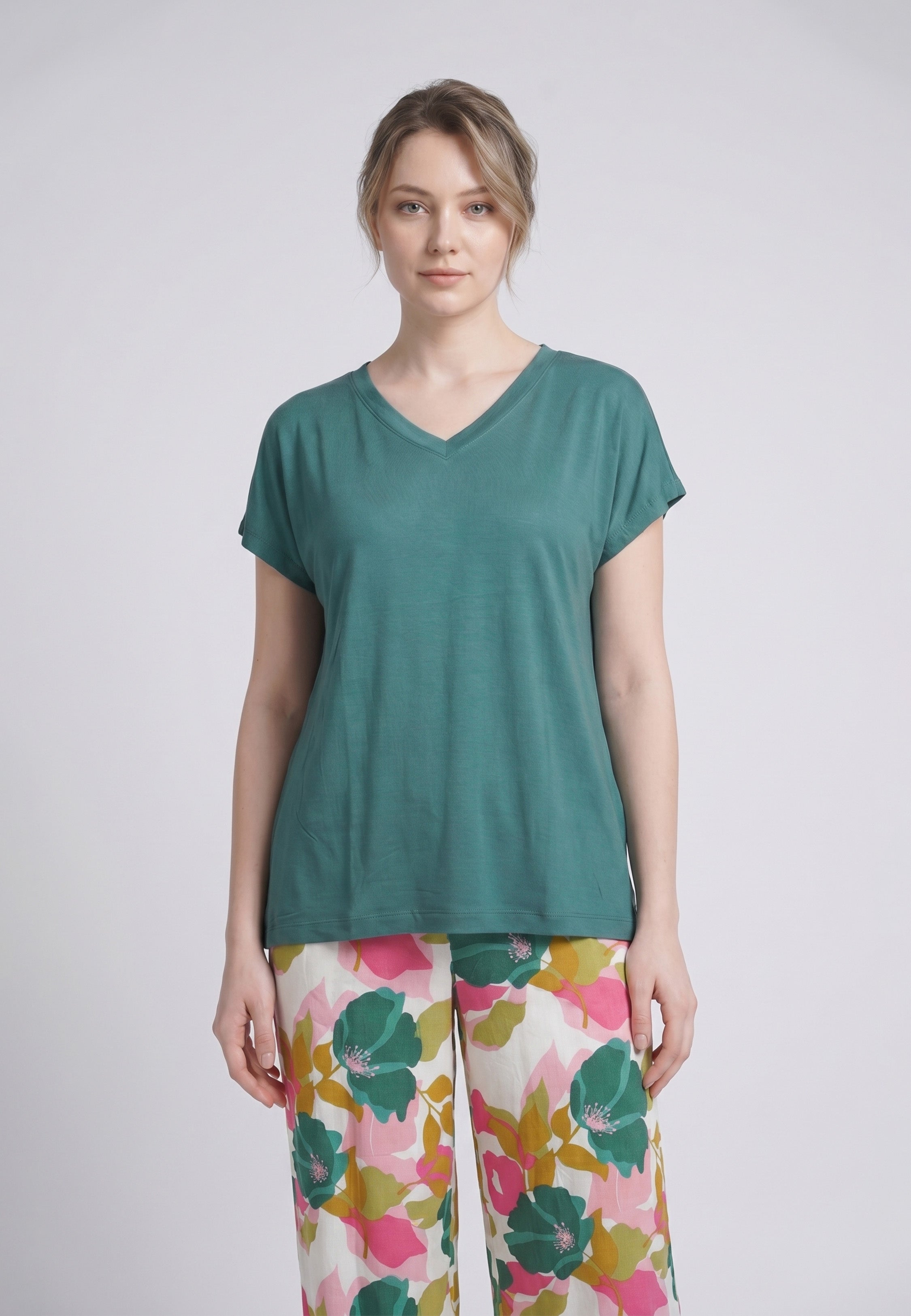 Femme portant un pyjama deux pièces t-shirt col V vert uni et pantalon large imprimé aquarelle vert et blanc Rosabella Mellow Moments