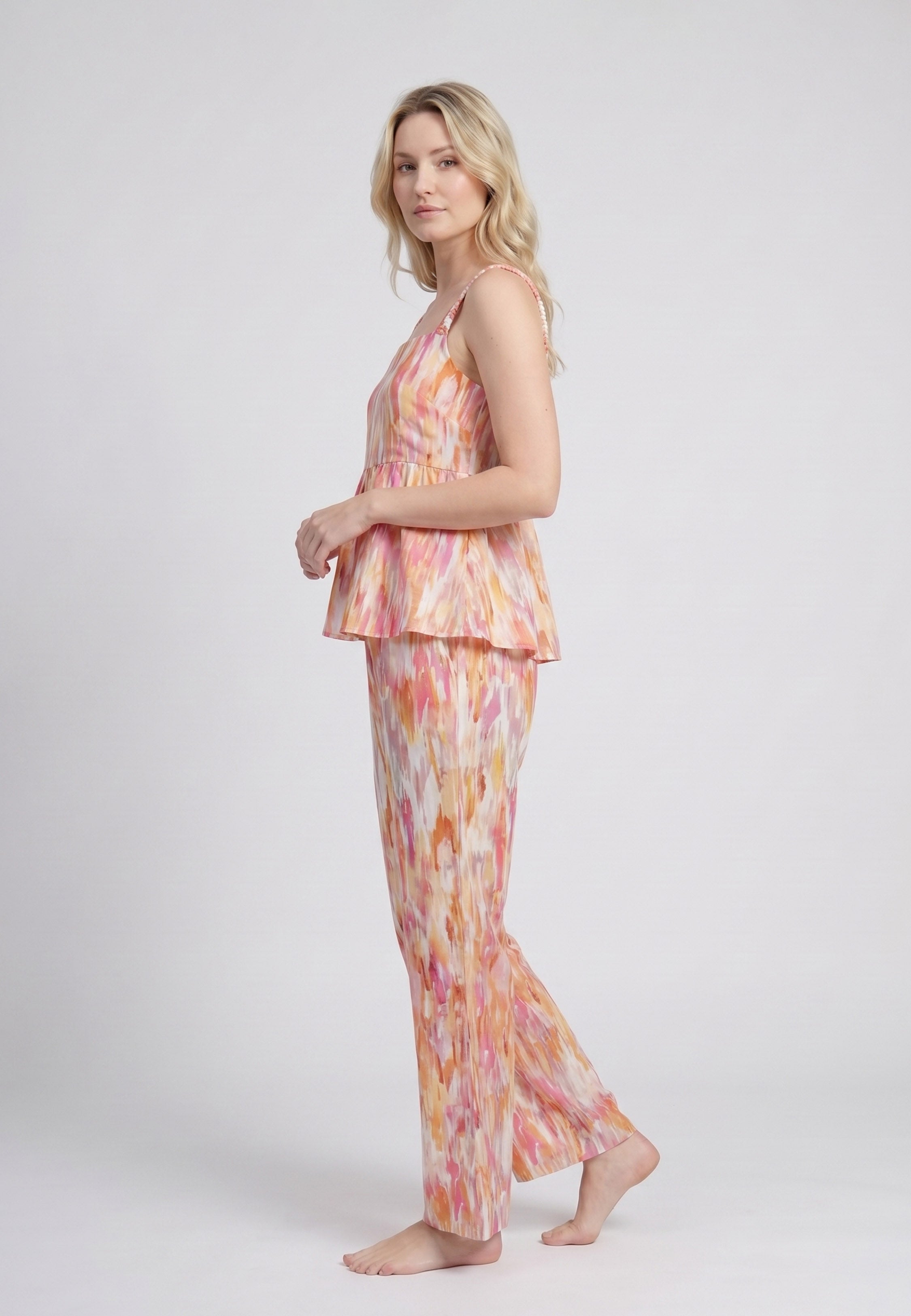 Femme portant un pyjama deux pièces débardeur col carré froncé et pantalon large imprimé aquarelle abstrait multicolore jaune Rosabella Soft Embrace