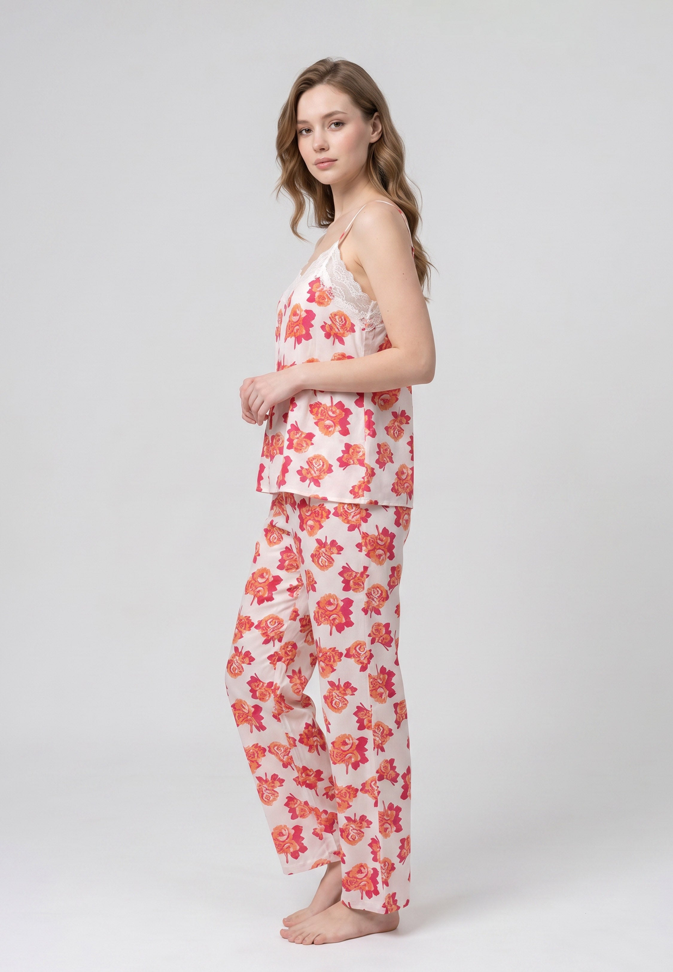 Femme portant un pyjama deux pièces camisole col V dentelle et pantalon long imprimé fleuri multicolore orange Rosabella Summer Time
