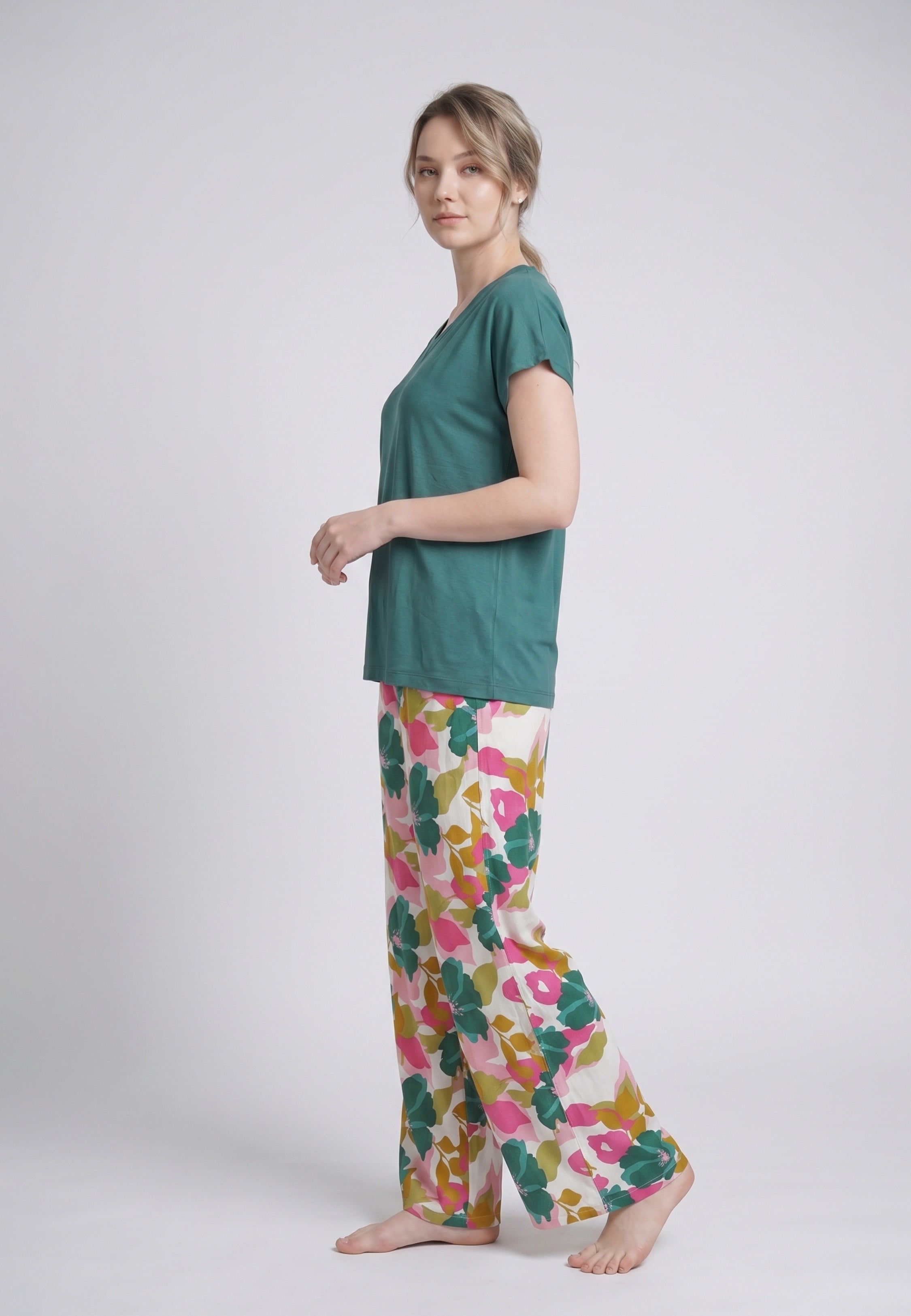 Femme portant un pyjama deux pièces t-shirt col V vert uni et pantalon large imprimé aquarelle vert et blanc Rosabella Mellow Moments