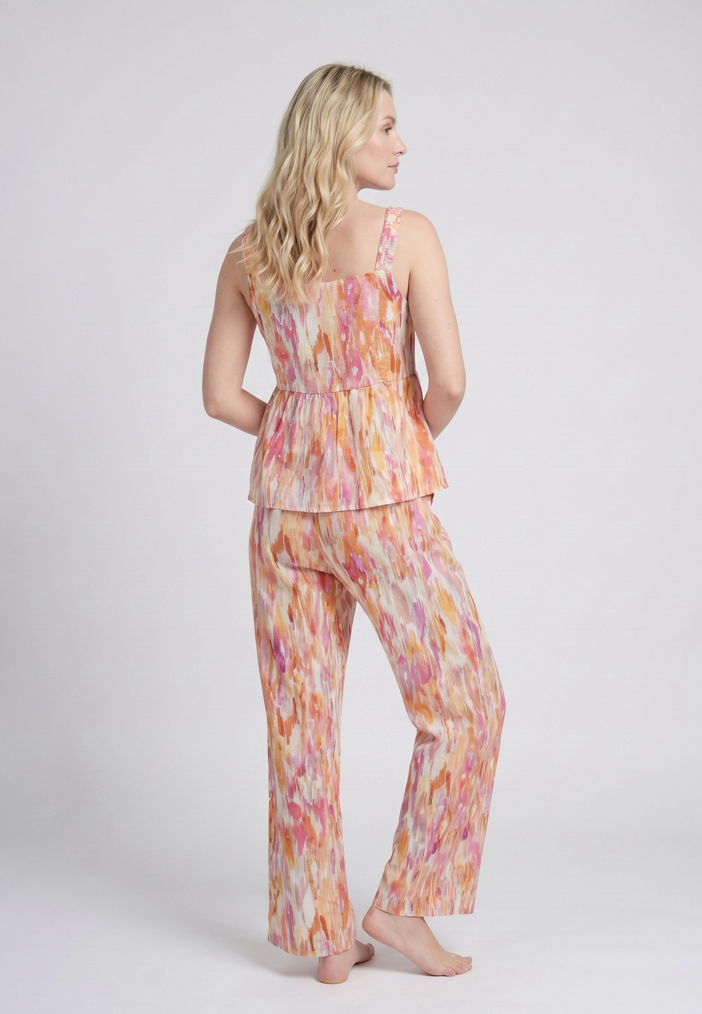 Femme portant un pyjama deux pièces débardeur col carré froncé et pantalon large imprimé aquarelle abstrait multicolore jaune Rosabella Soft Embrace