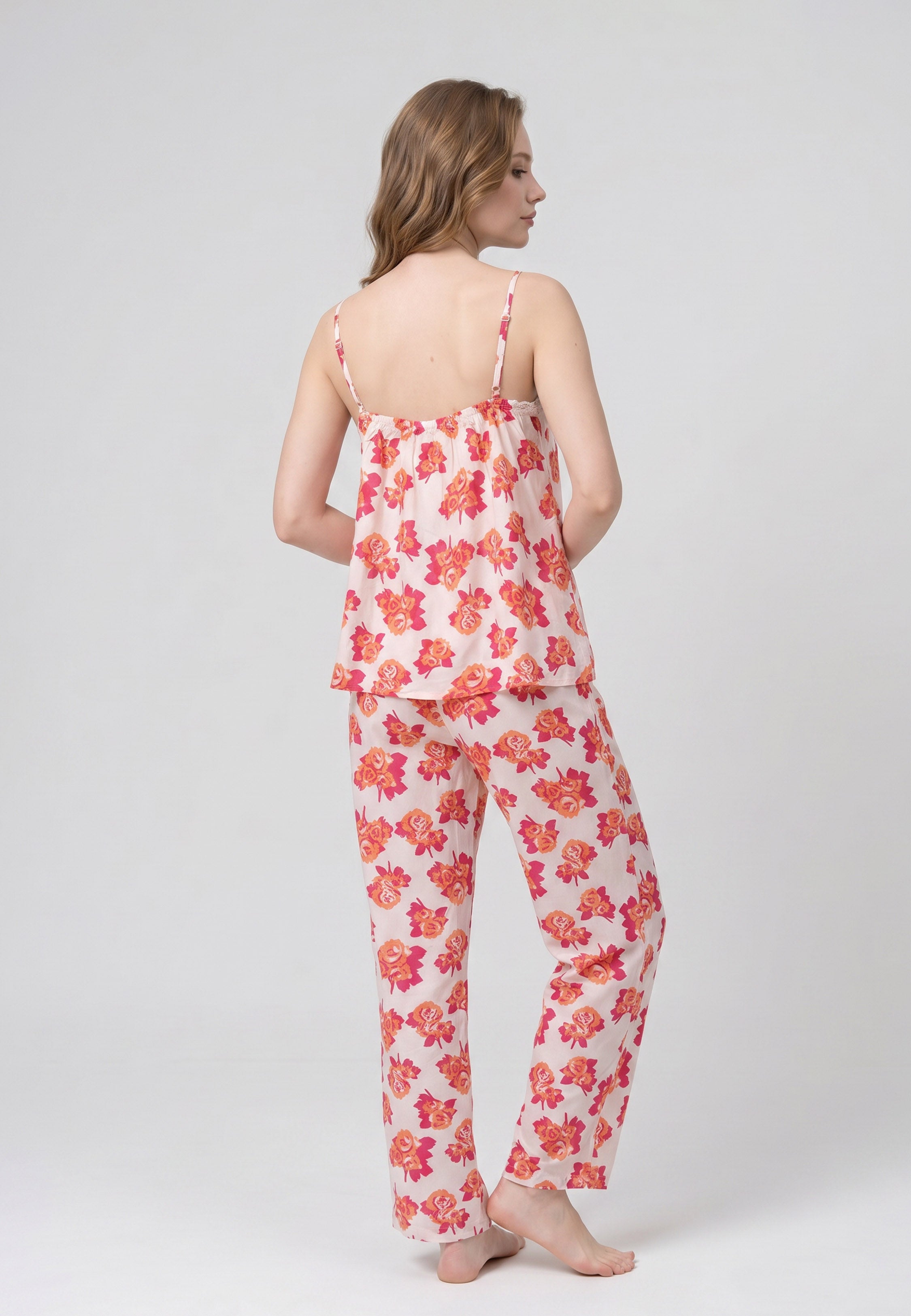 Femme portant un pyjama deux pièces camisole col V dentelle et pantalon long imprimé fleuri multicolore orange Rosabella Summer Time