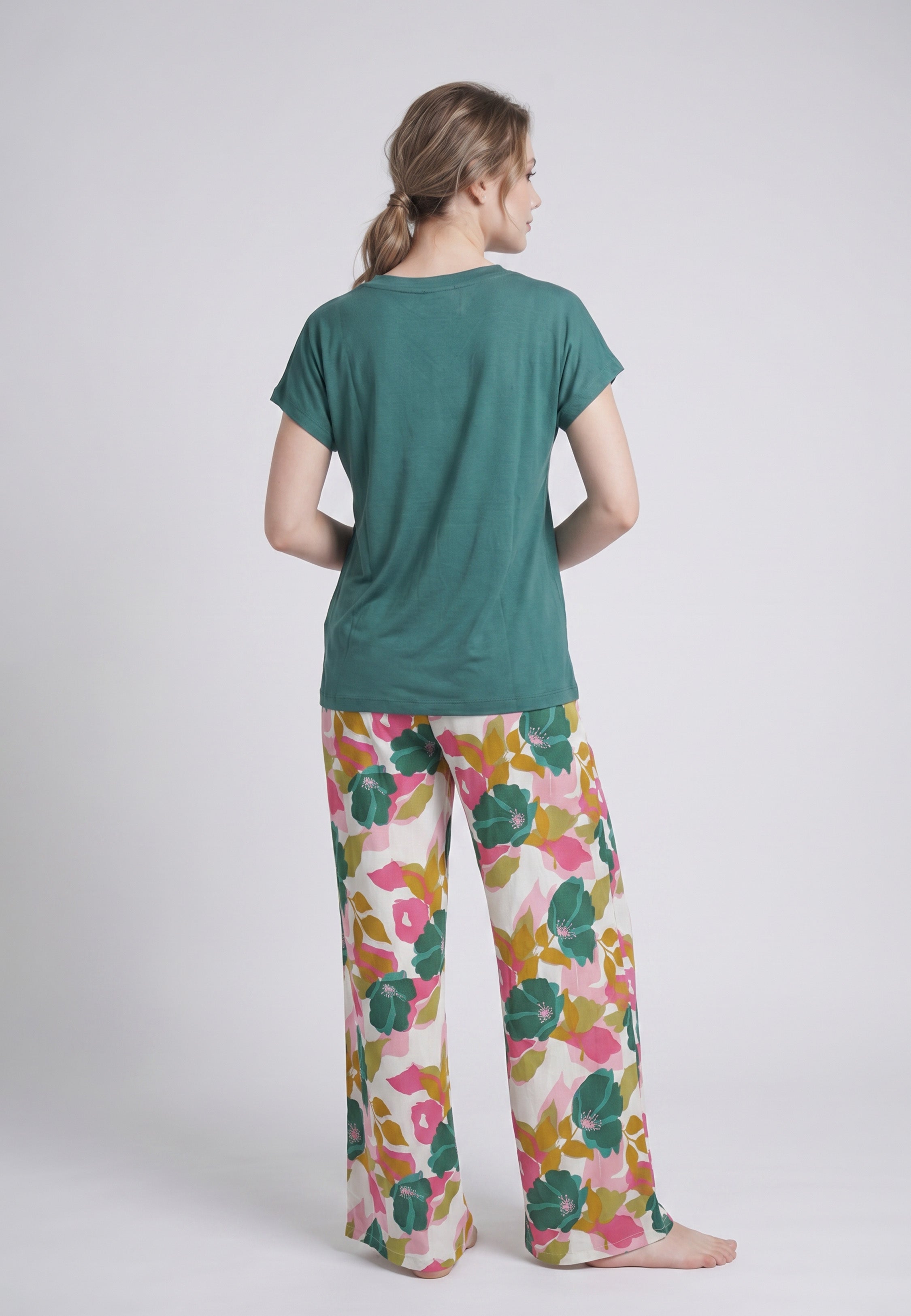 Femme portant un pyjama deux pièces t-shirt col V vert uni et pantalon large imprimé aquarelle vert et blanc Rosabella Mellow Moments