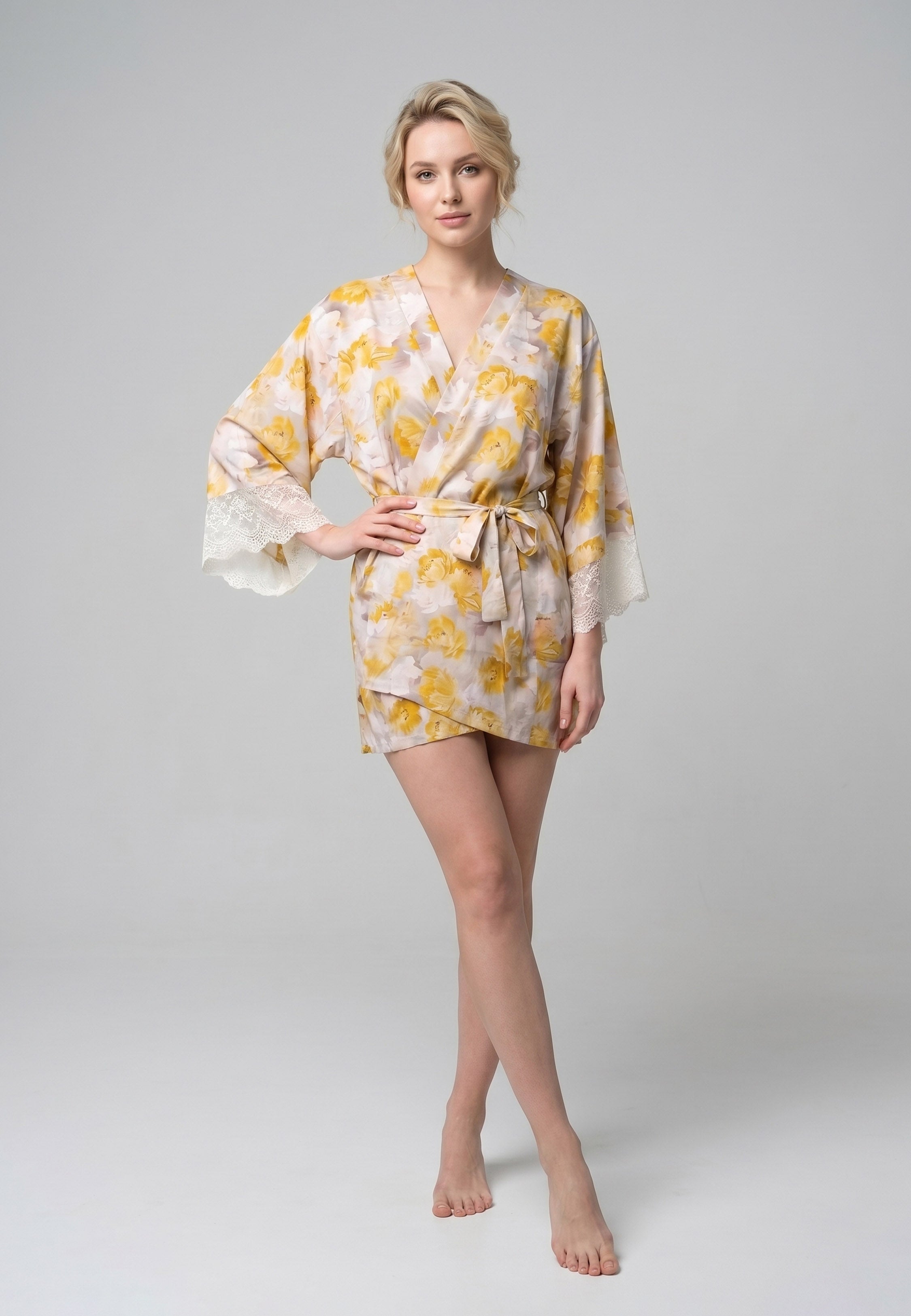 Femme portant un peignoir court croisé manches longues évasées dentelle imprimé fleuri jaune et rose avec ceinture Rosabella Summer Time