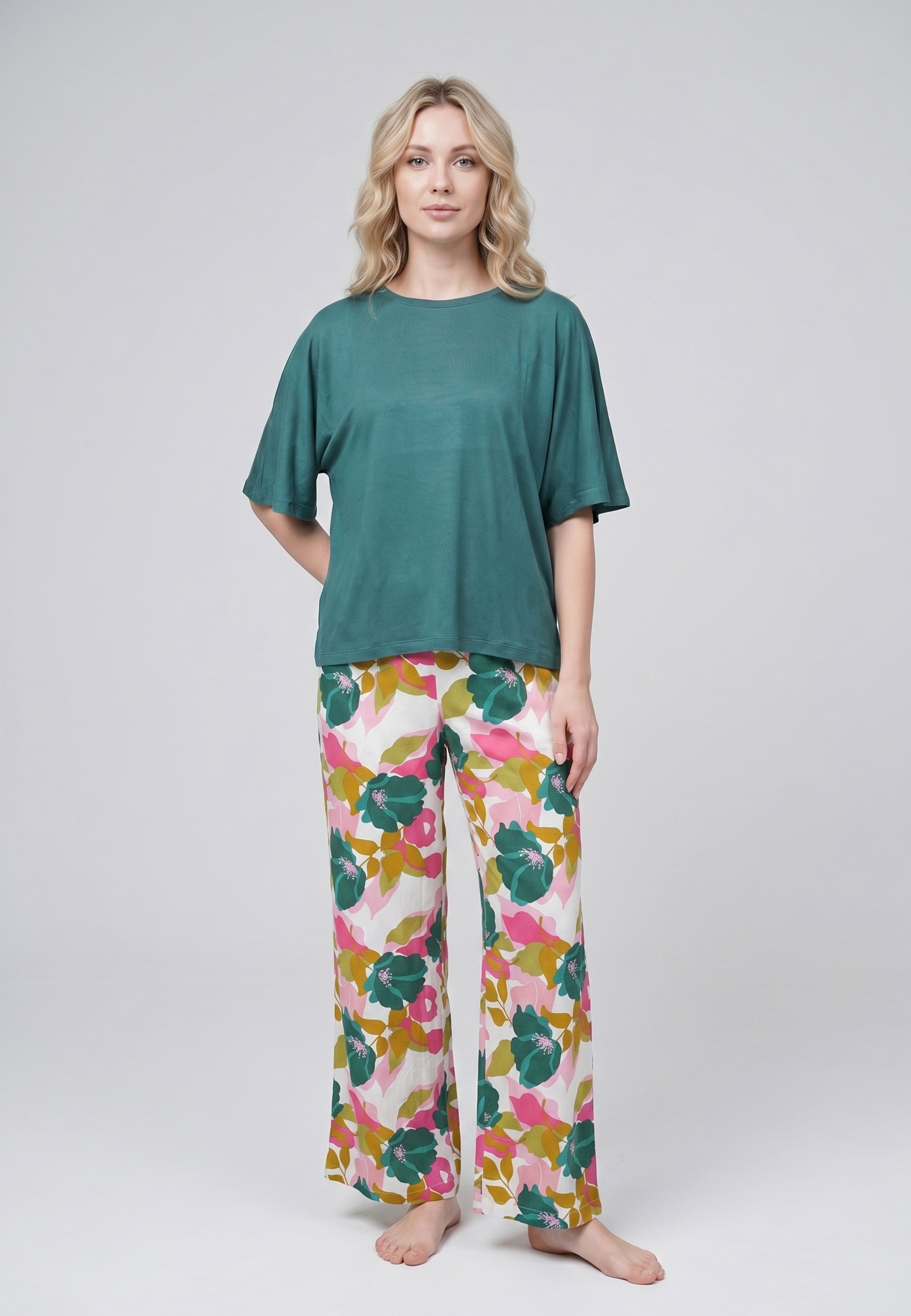 Femme portant un pyjama deux pièces t-shirt oversize vert uni et pantalon large imprimé aquarelle vert et blanc Rosabella Mellow Moments