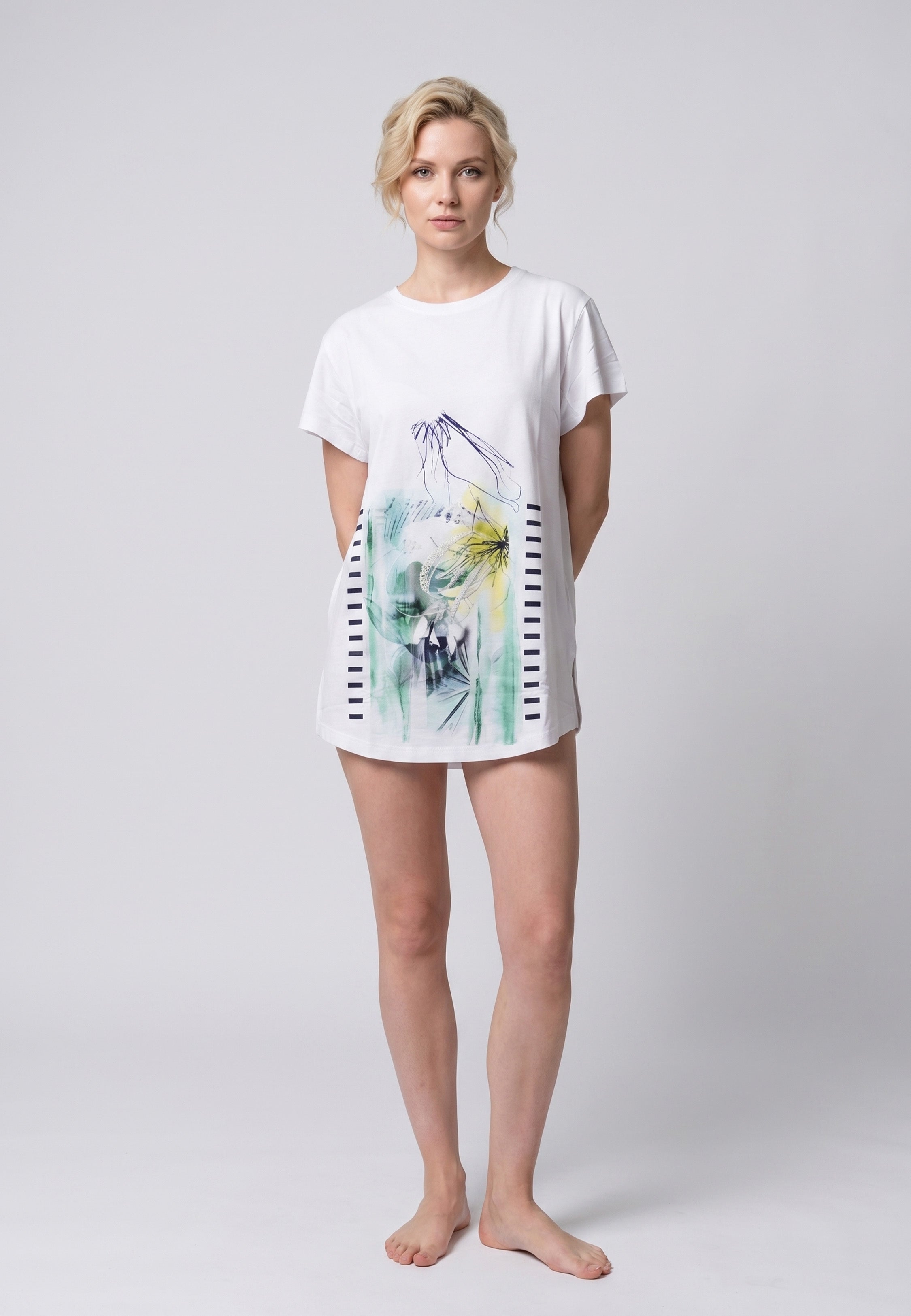 Chemise de nuit courte col rond fond blanc imprimé floral aquarelle avec empiècements rayés marine