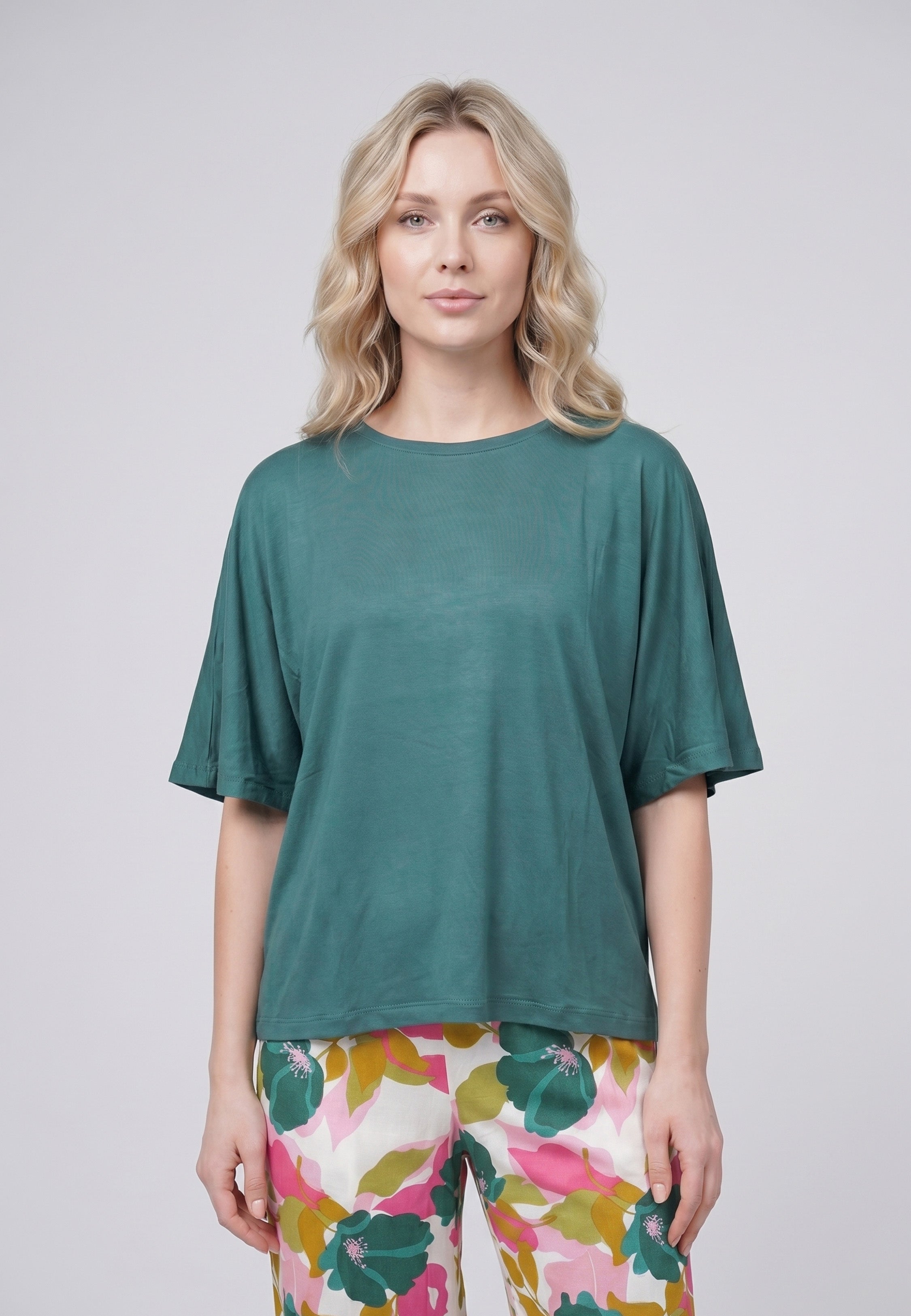 Femme portant un pyjama deux pièces t-shirt oversize vert uni et pantalon large imprimé aquarelle vert et blanc Rosabella Mellow Moments