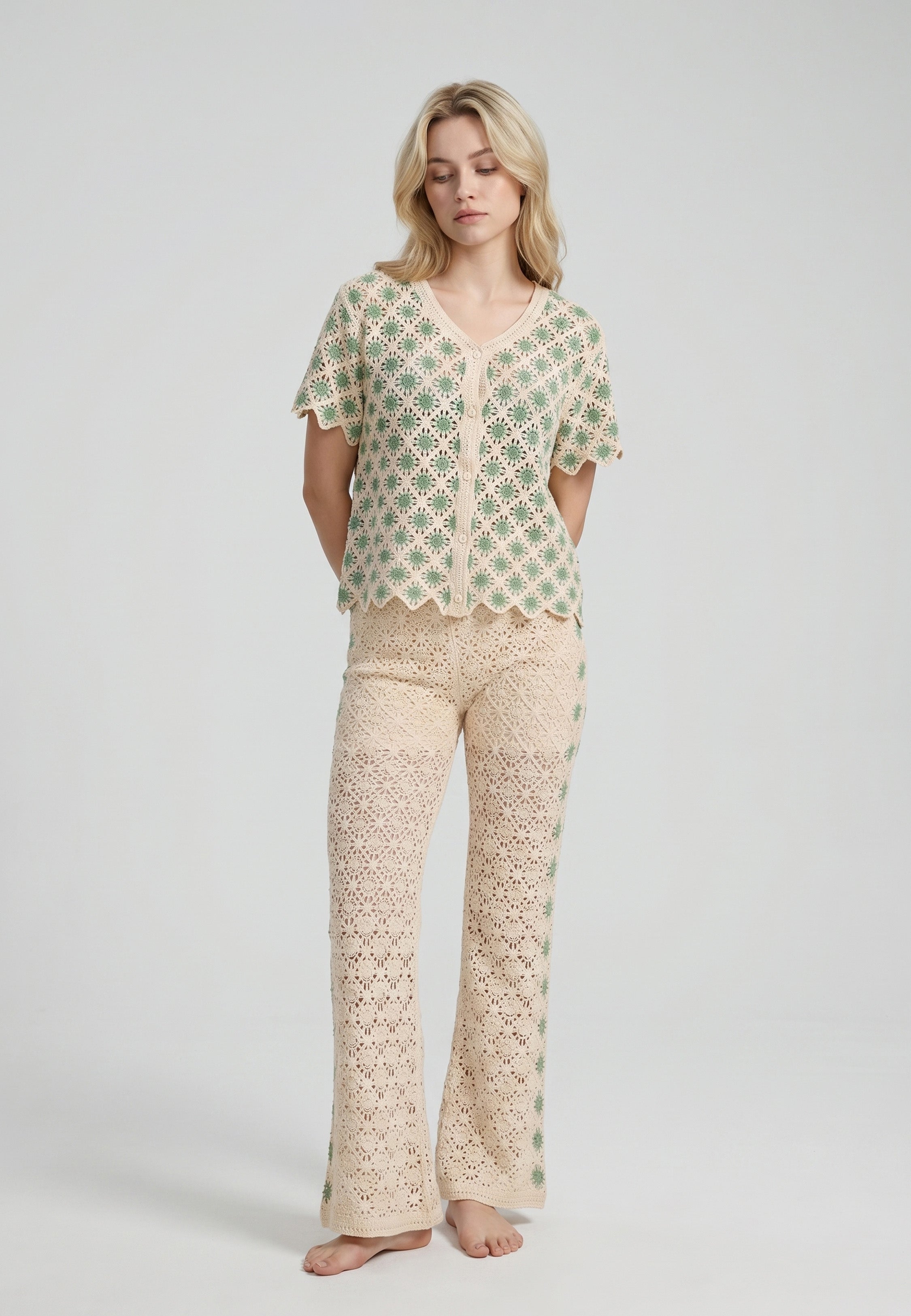 Femme portant un ensemble top boutonné crochet motifs fleurs soleil bicolore crème vert et pantalon bootcut assorti Rosabella