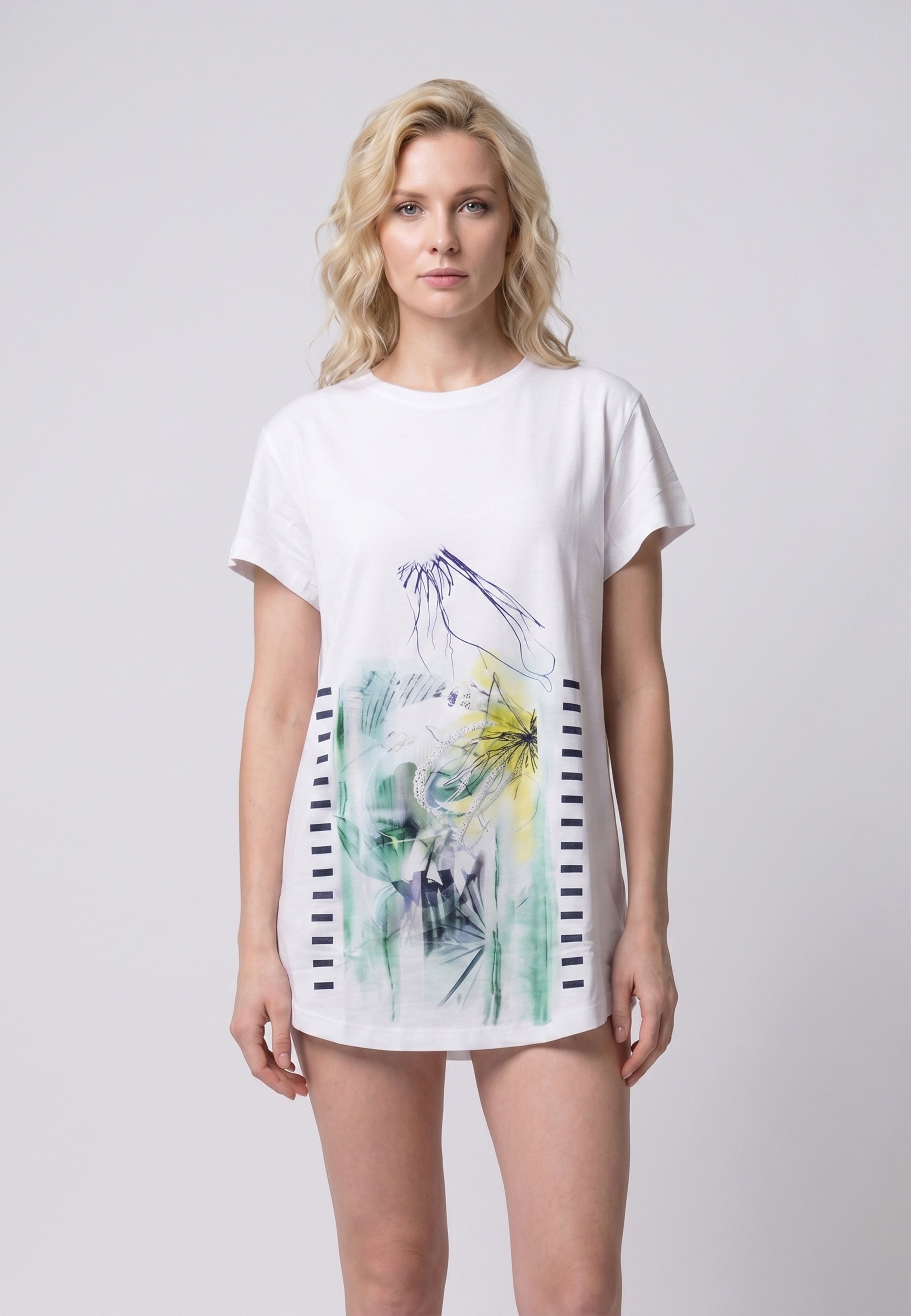 Chemise de nuit courte col rond fond blanc imprimé floral aquarelle avec empiècements rayés marine