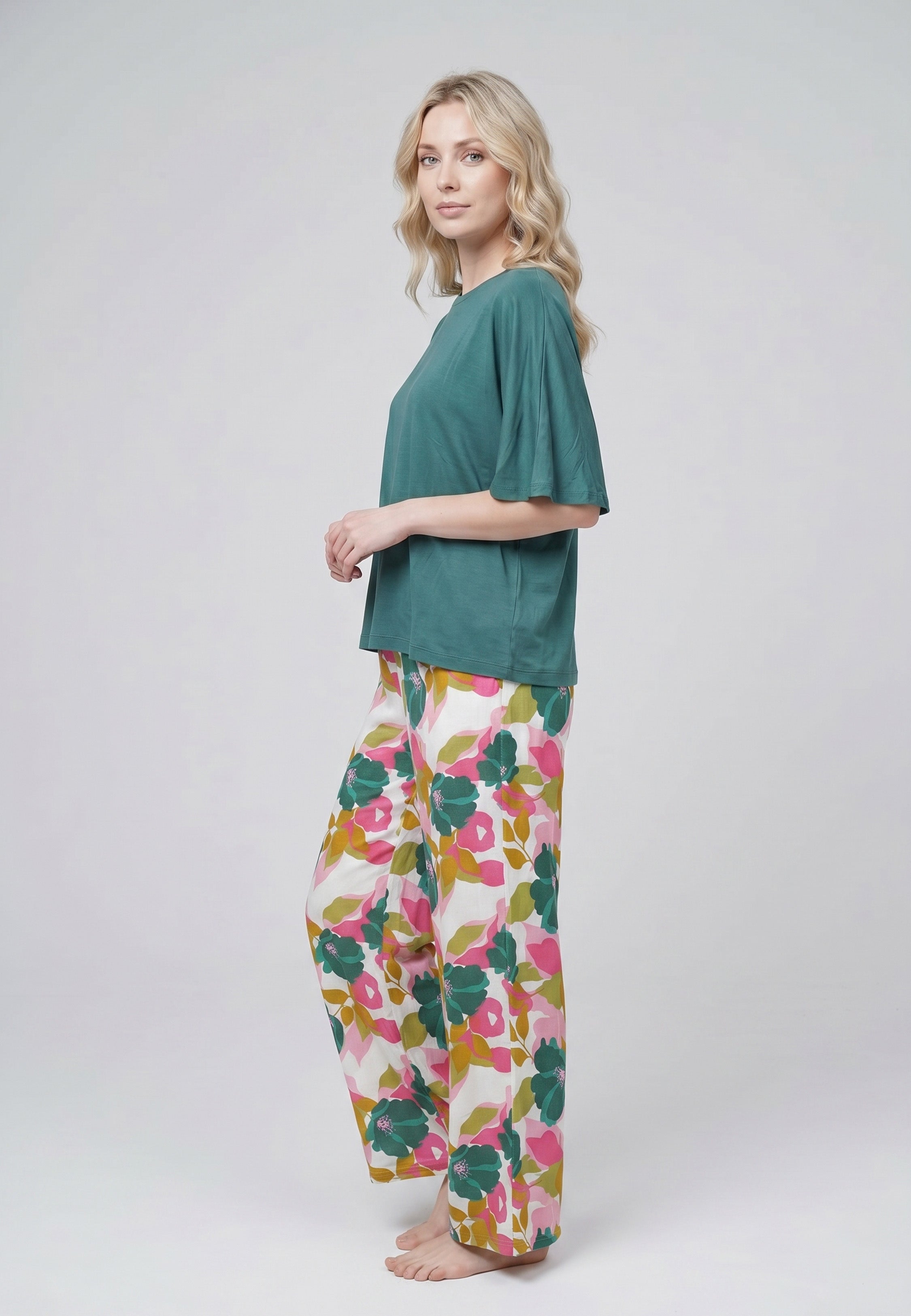 Femme portant un pyjama deux pièces t-shirt oversize vert uni et pantalon large imprimé aquarelle vert et blanc Rosabella Mellow Moments