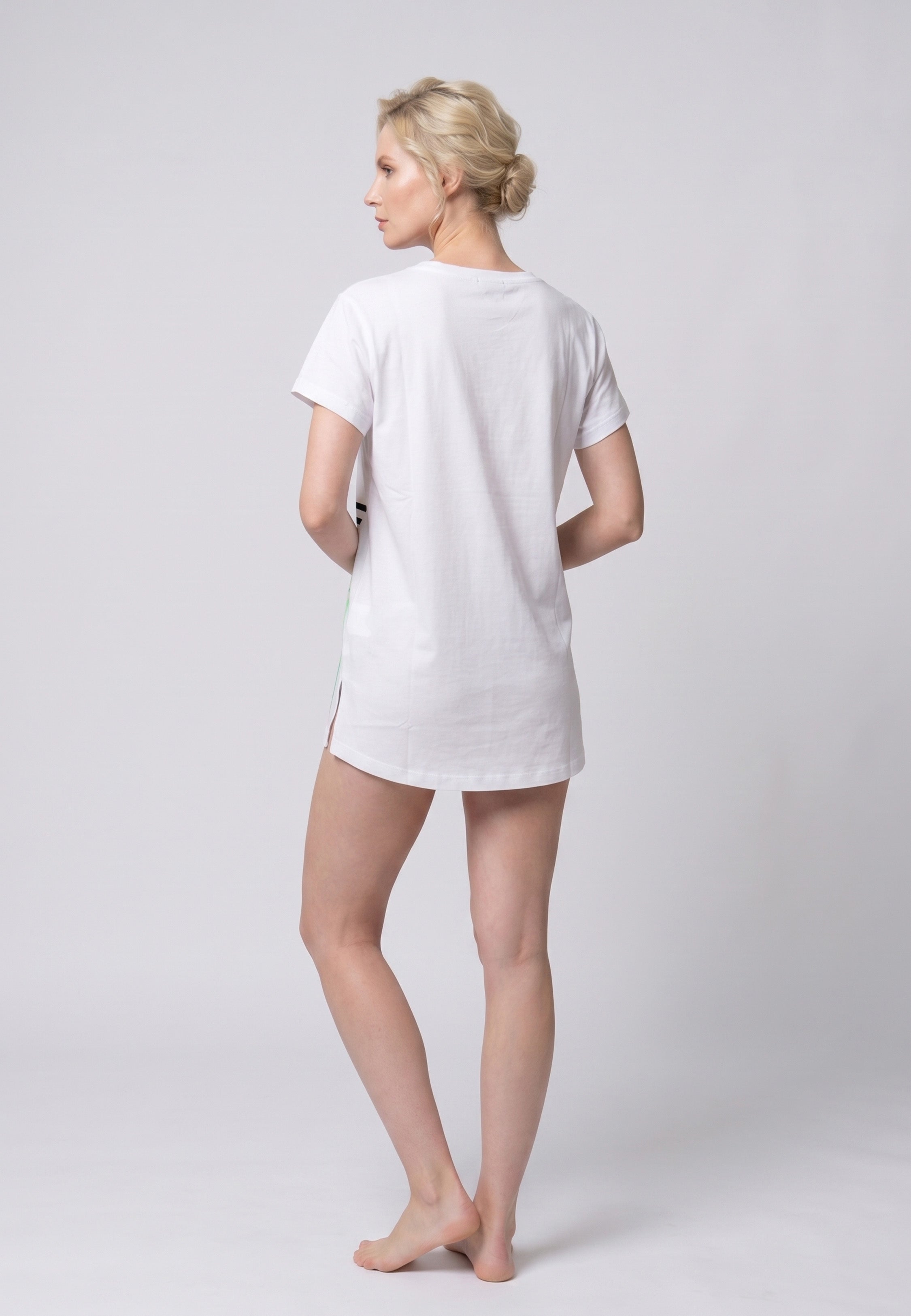 Chemise de nuit courte col rond fond blanc imprimé floral aquarelle avec empiècements rayés marine