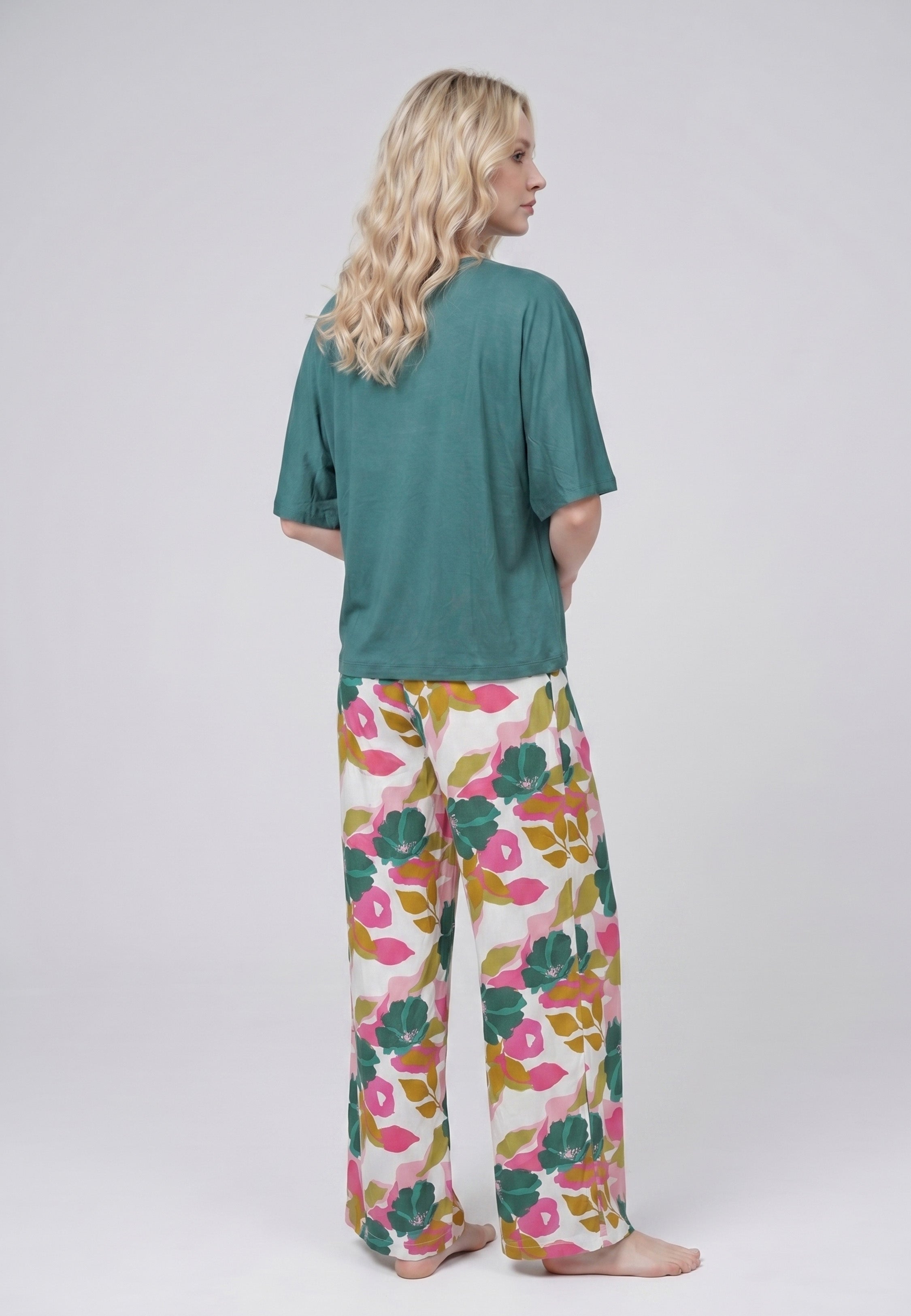 Femme portant un pyjama deux pièces t-shirt oversize vert uni et pantalon large imprimé aquarelle vert et blanc Rosabella Mellow Moments