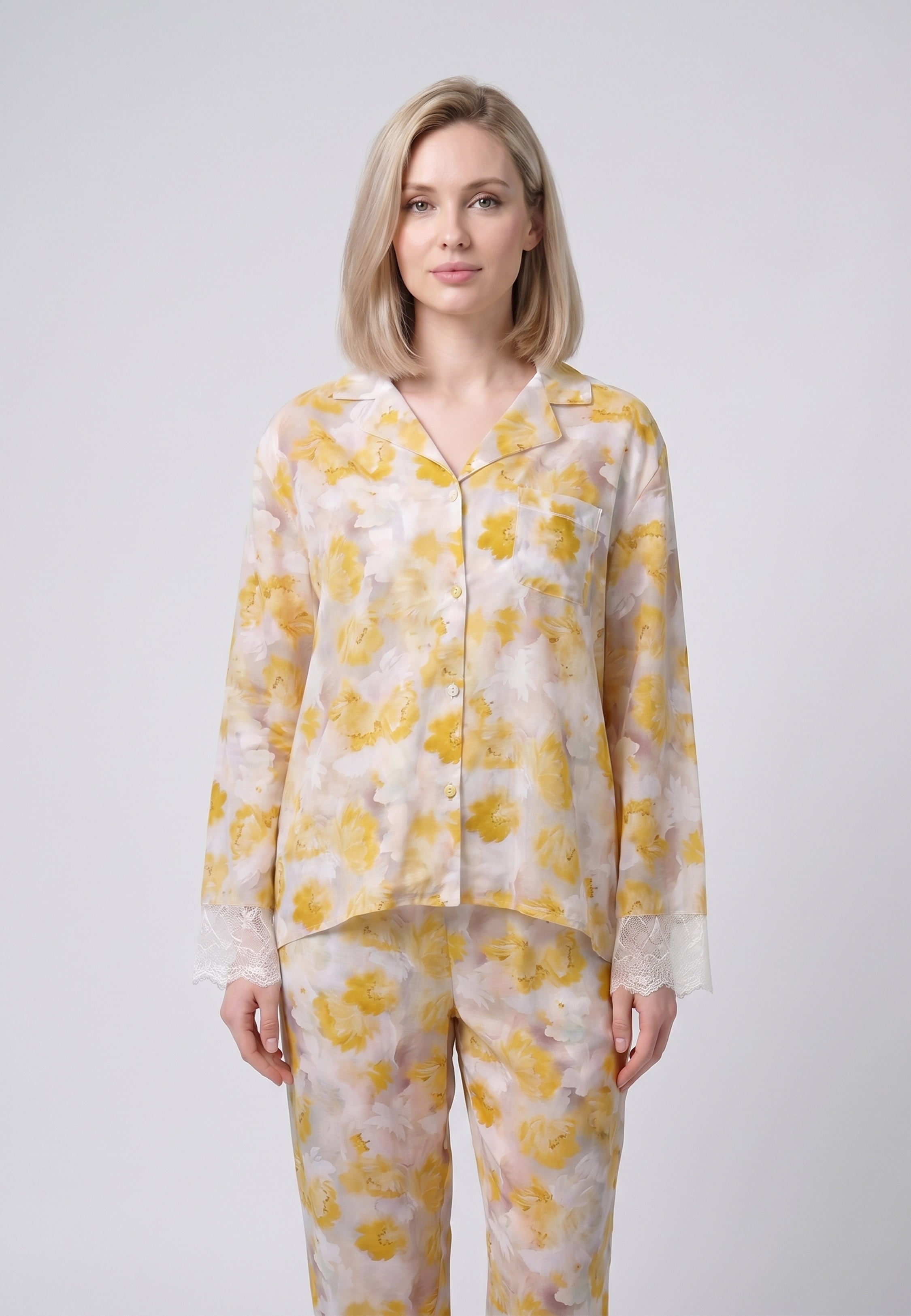 Femme portant un pyjama deux pièces chemise boutonnée manches longues dentelle imprimé fleuri aquarelle jaune et pantalon long assorti Rosabella Summer