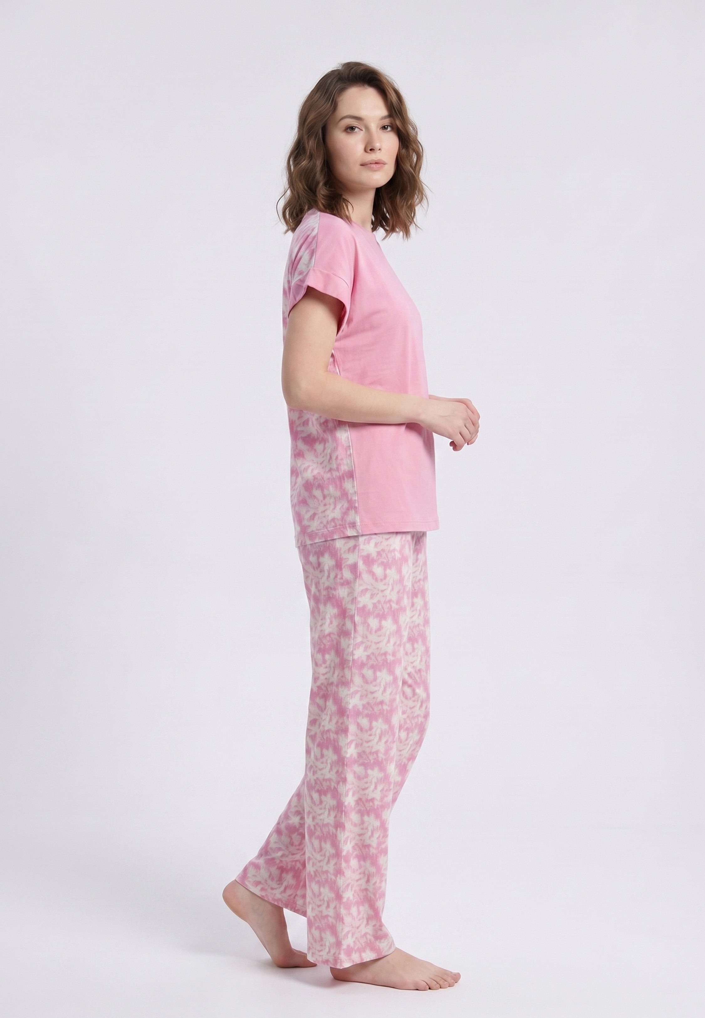 Femme portant un pyjama deux pièces t-shirt rose foncé uni et pantalon large imprimé aquarelle rose et blanc Rosabella Fleurs Sauvages
