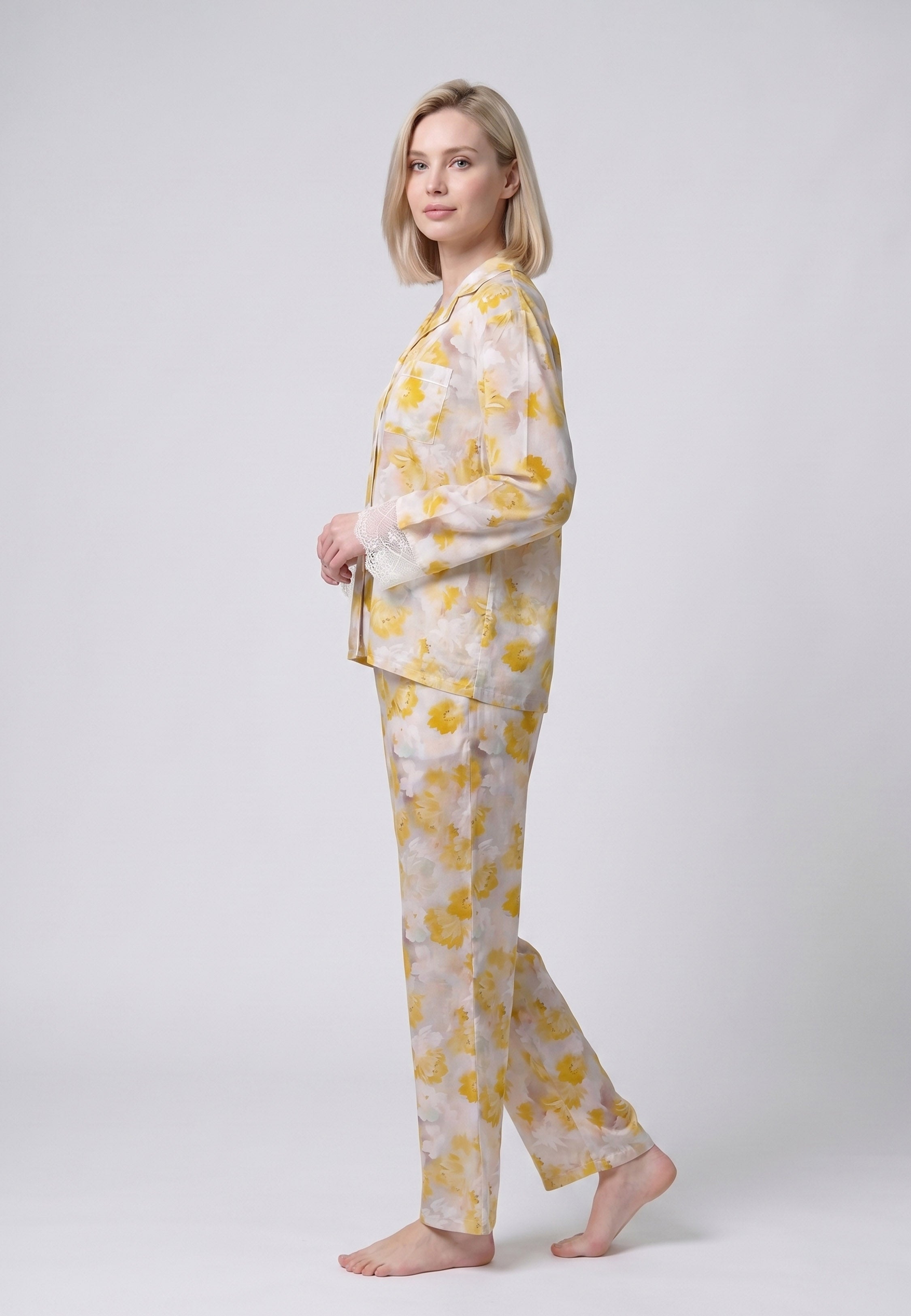 Femme portant un pyjama deux pièces chemise boutonnée manches longues dentelle imprimé fleuri aquarelle jaune et pantalon long assorti Rosabella Summer