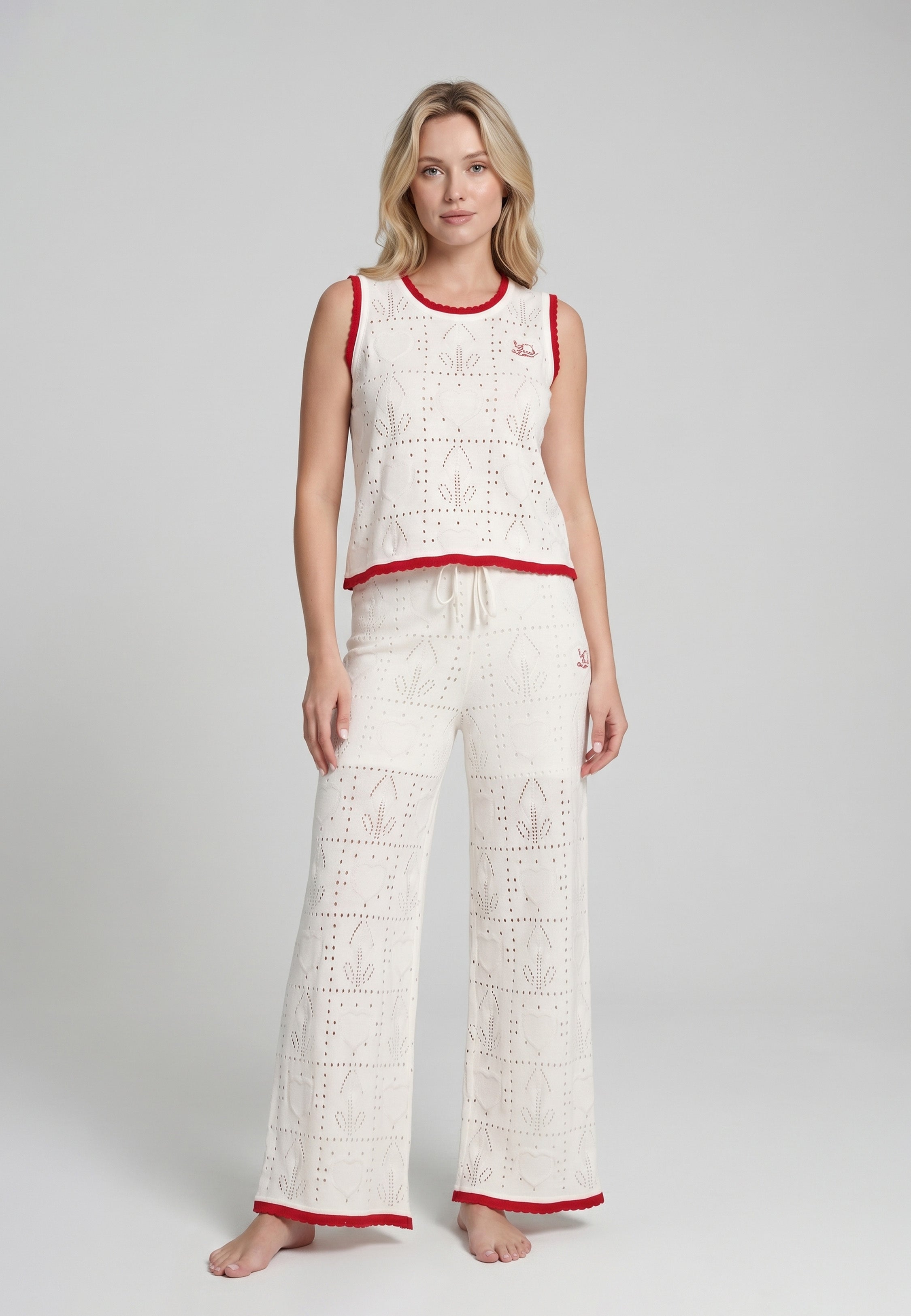 Femme portant un ensemble débardeur maille pointelle botaniques vert d'eau liséré bleu marine et pantalon large assorti Rosabella