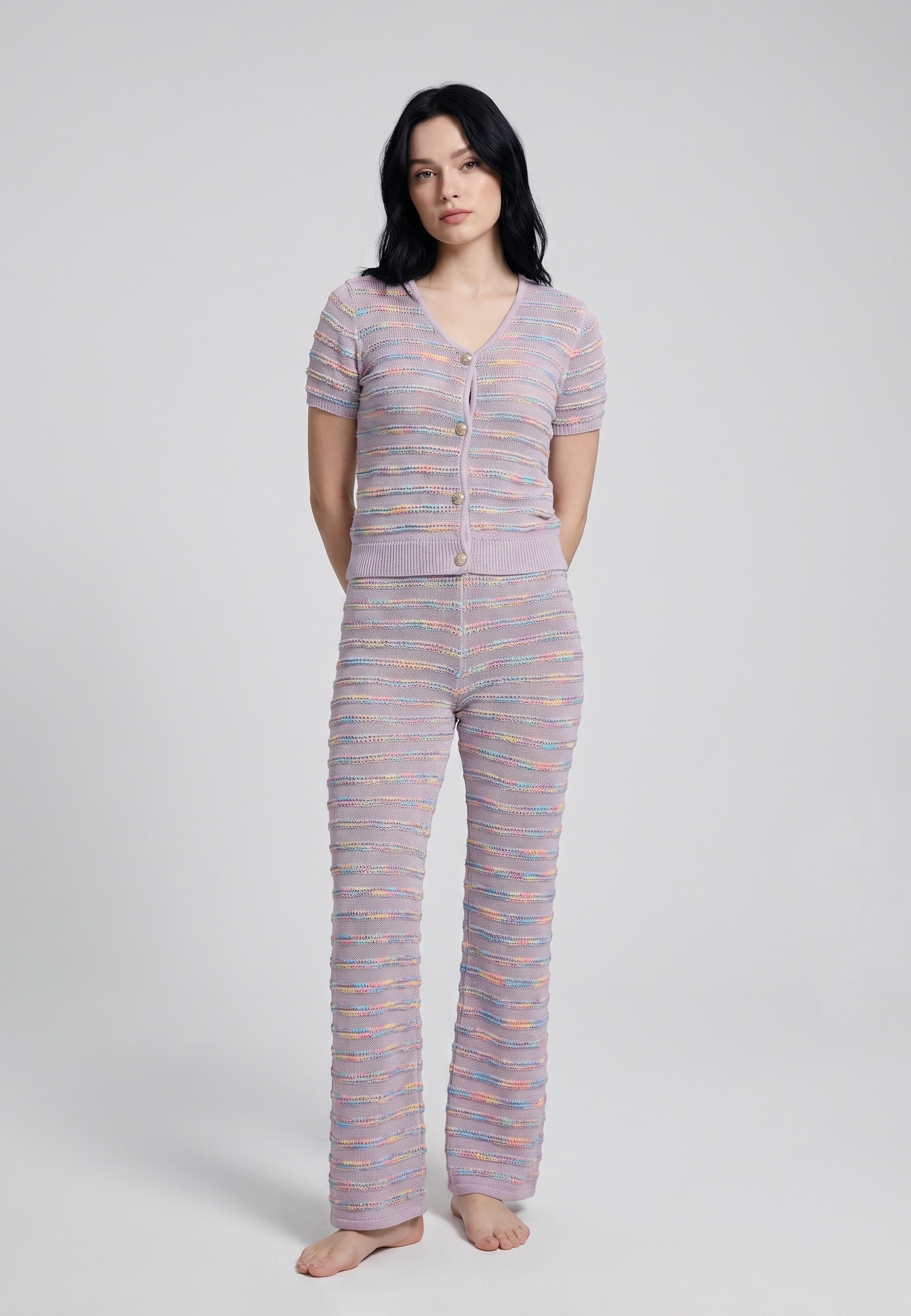 Femme portant un ensemble cardigan col V boutonné maille rayée multicolore fond kaki et pantalon large assorti Rosabella