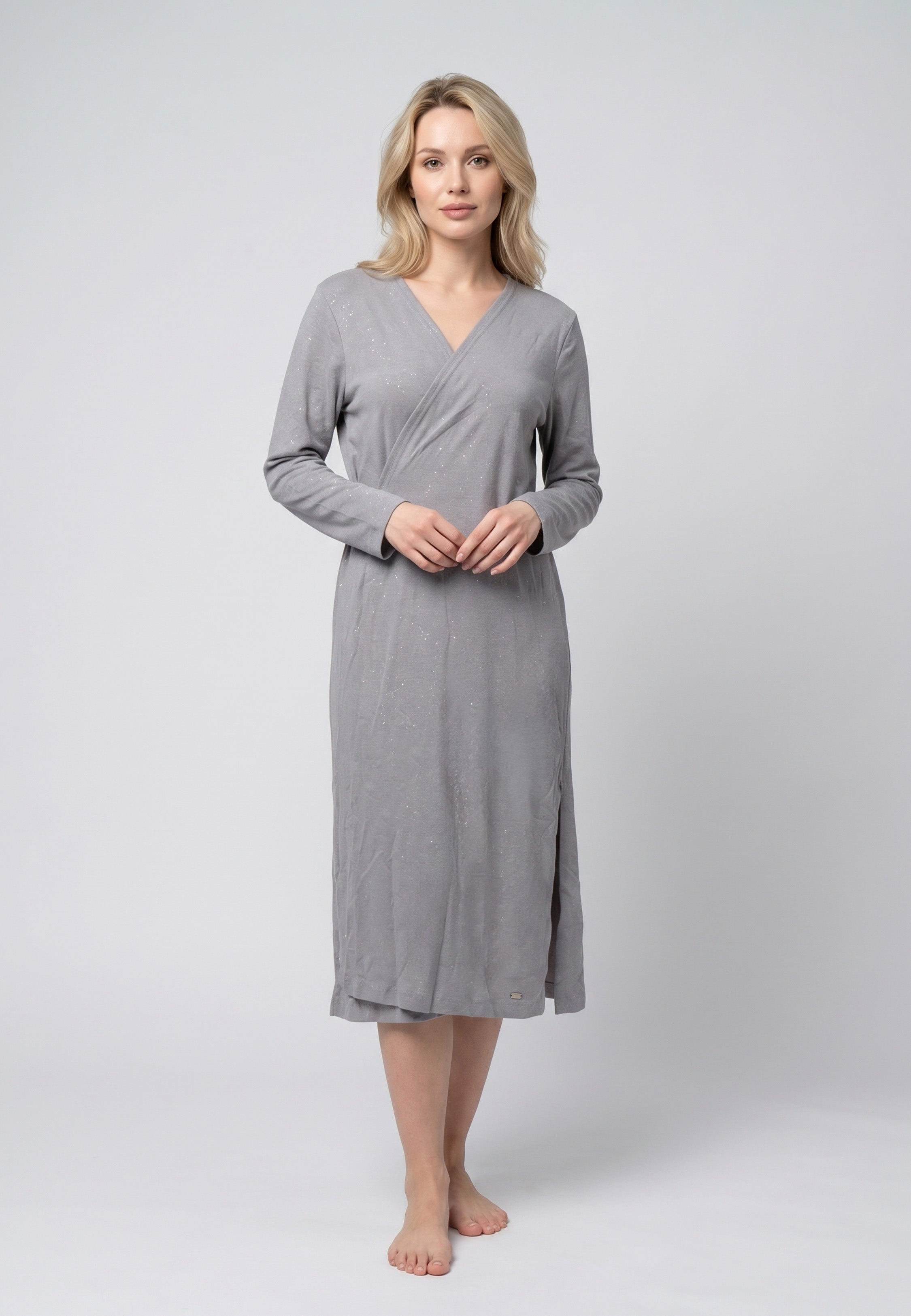 Chemise de nuit longue col V croisé gris chiné pailleté avec manches longues et fente latérale