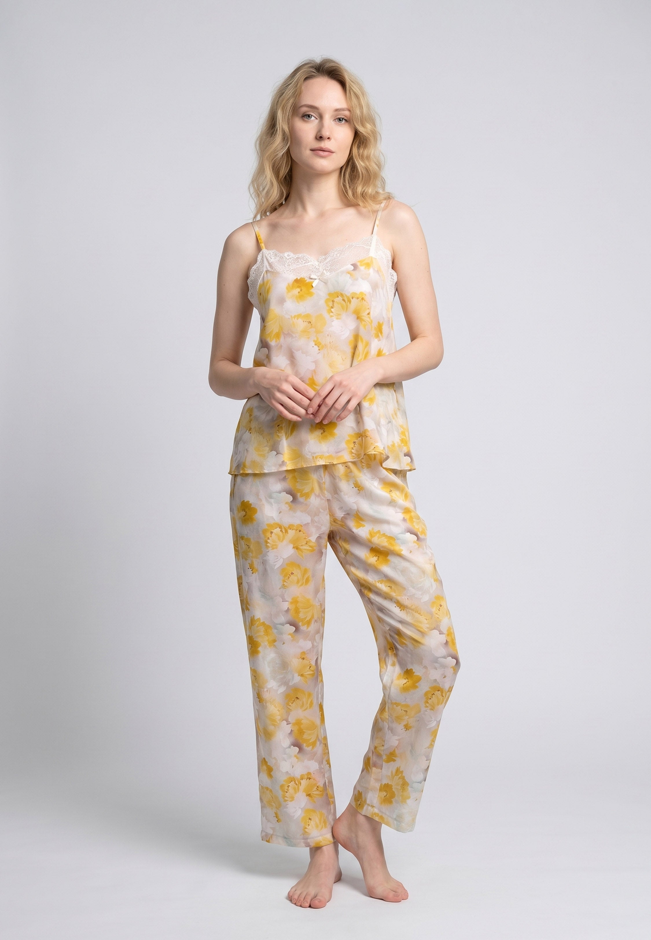 Femme portant un pyjama deux pièces camisole col V dentelle et pantalon long imprimé fleuri multicolore jaune Rosabella Summer Time