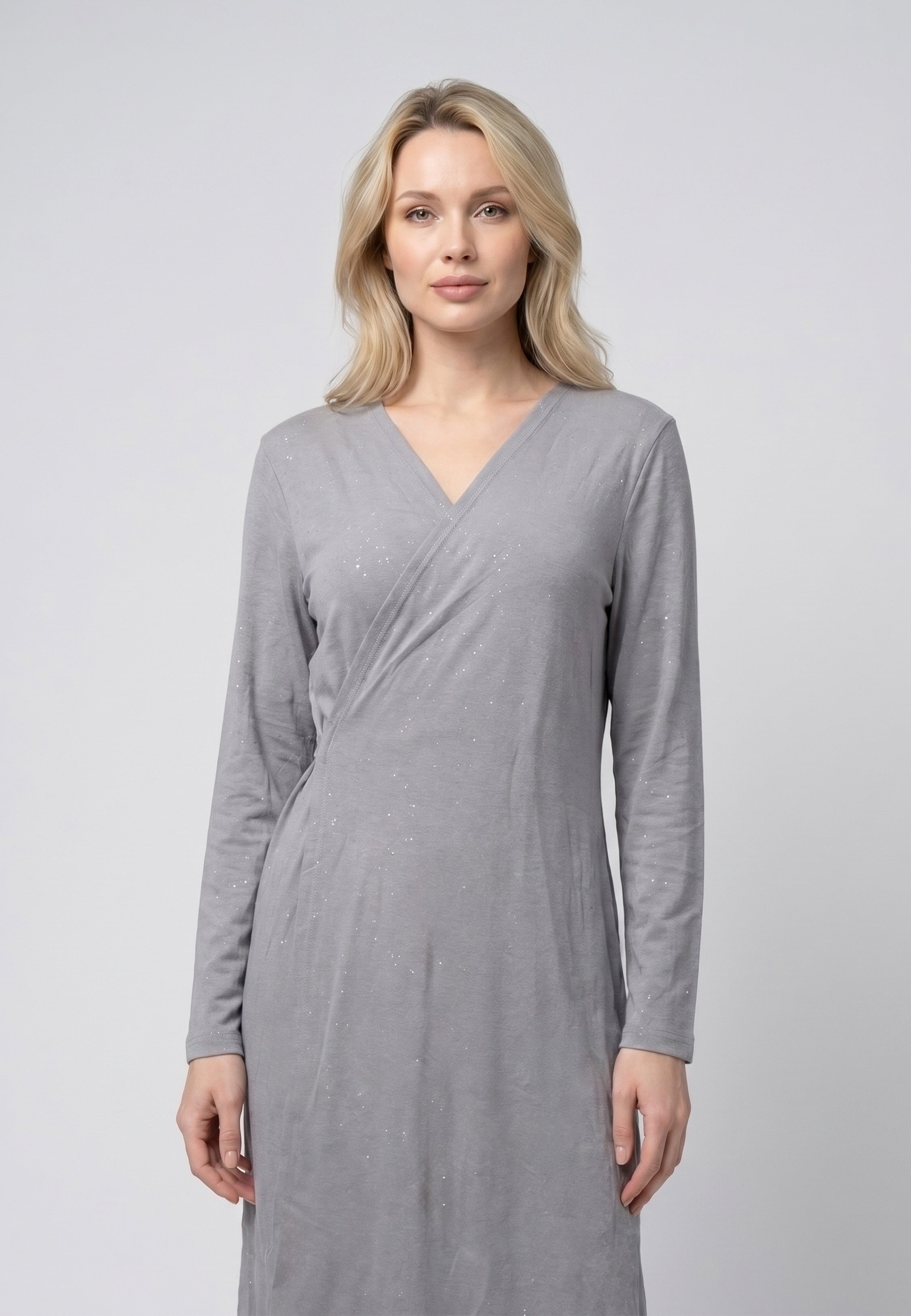Chemise de nuit longue col V croisé gris chiné pailleté avec manches longues et fente latérale