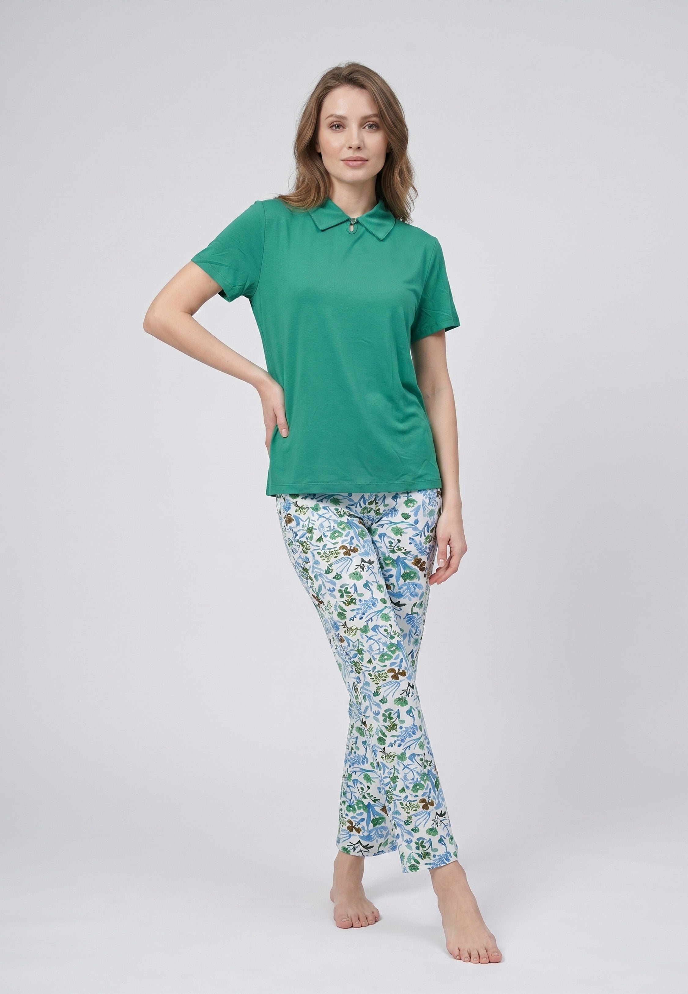 Femme portant un pyjama deux pièces top col claudine bleu uni et pantalon long imprimé aquarelle bleu et blanc Rosabella Mellow Moments
