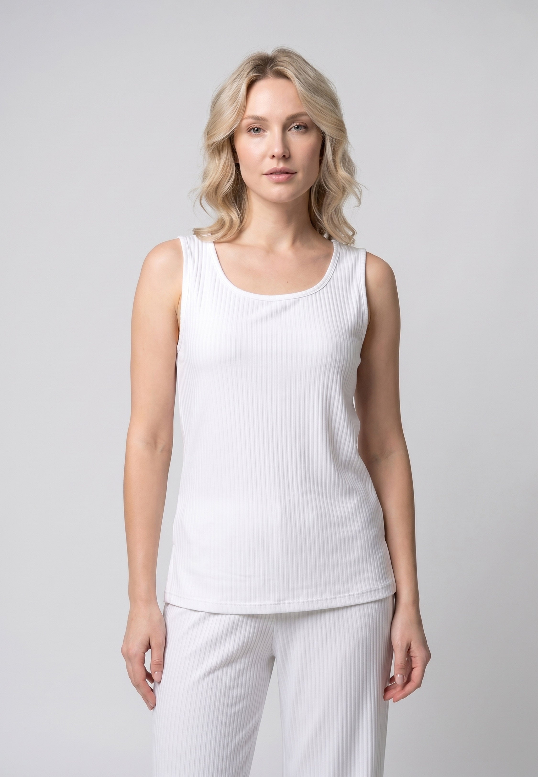 Femme portant un pyjama deux pièces débardeur col rond côtelé uni blanc et pantalon large côtelé blanc Rosabella Jasmine Nights