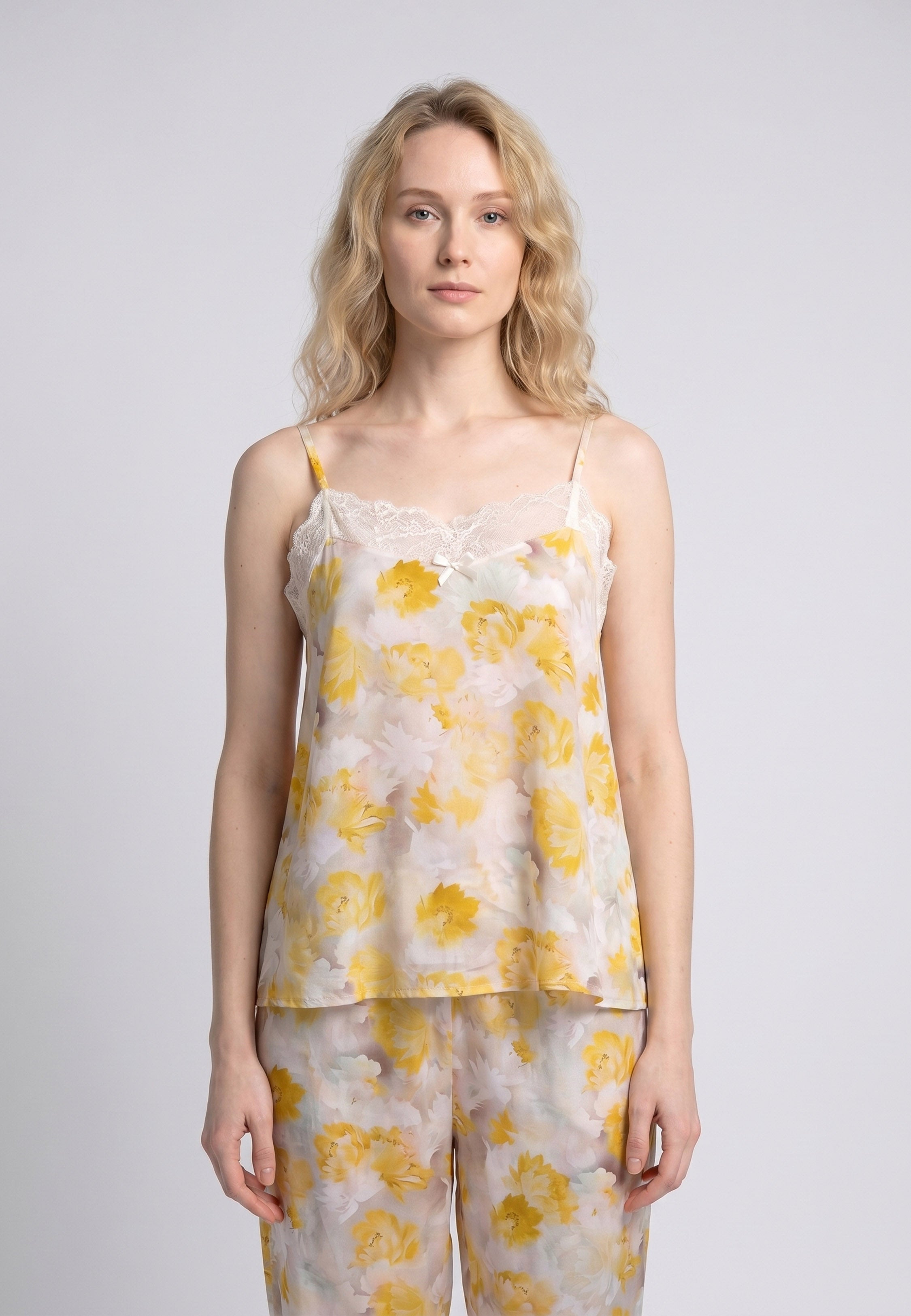 Femme portant un pyjama deux pièces camisole col V dentelle et pantalon long imprimé fleuri multicolore jaune Rosabella Summer Time