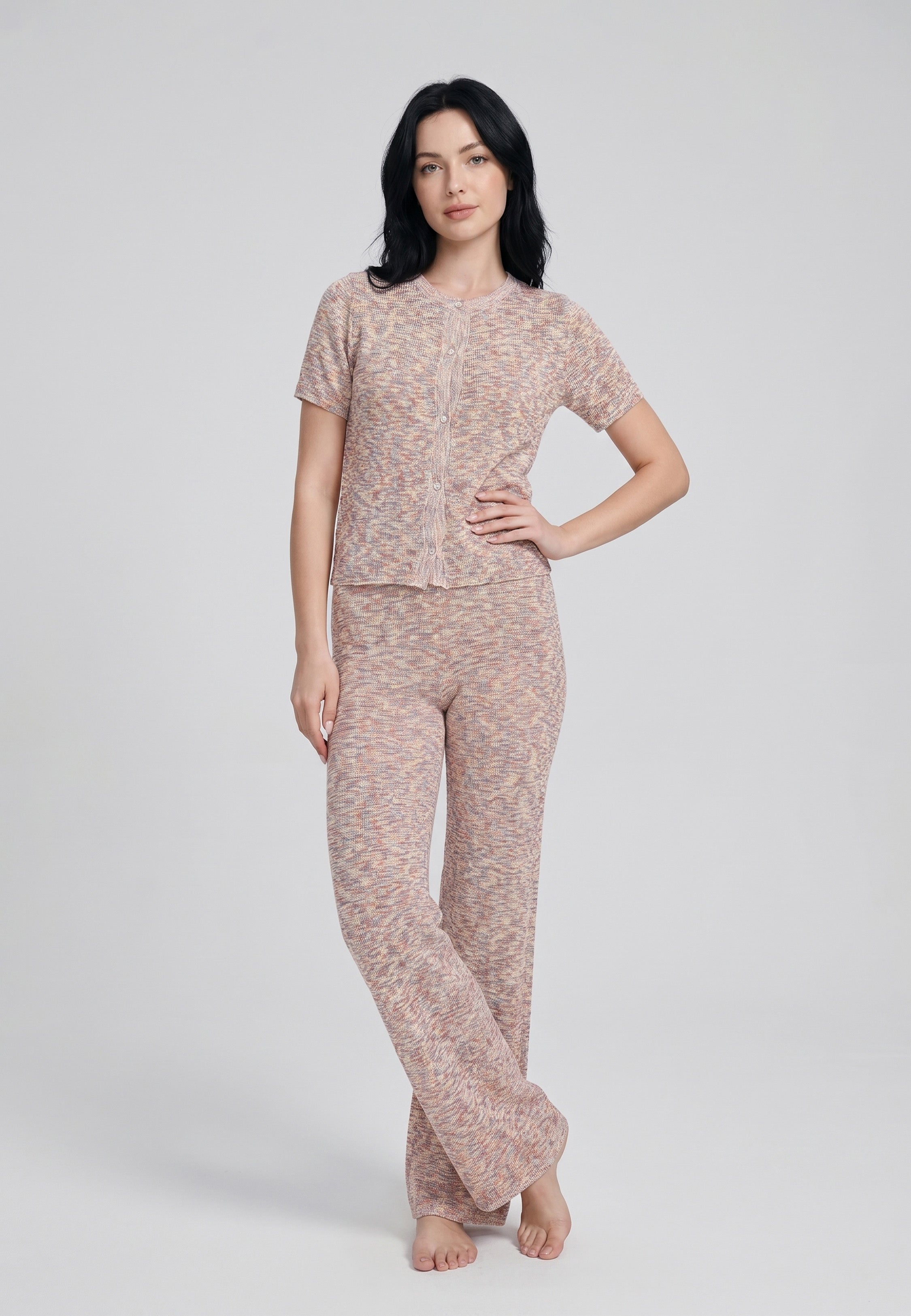 Femme portant un ensemble top col rond boutonné maille chinée multicolore rose beige bleu et pantalon large assorti Rosabella