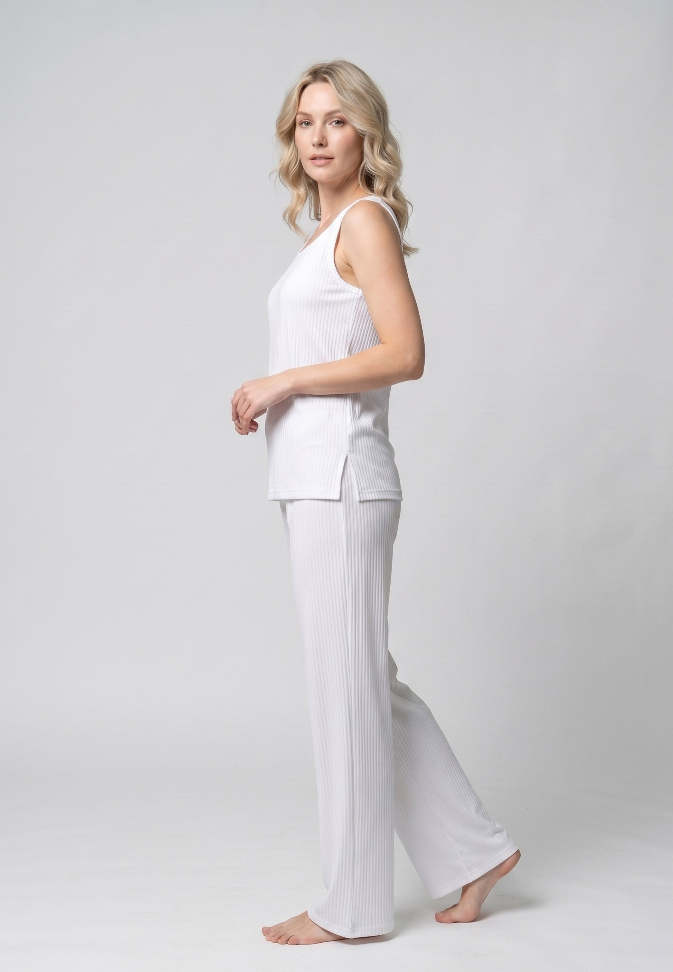 Femme portant un pyjama deux pièces débardeur col rond côtelé uni blanc et pantalon large côtelé blanc Rosabella Jasmine Nights