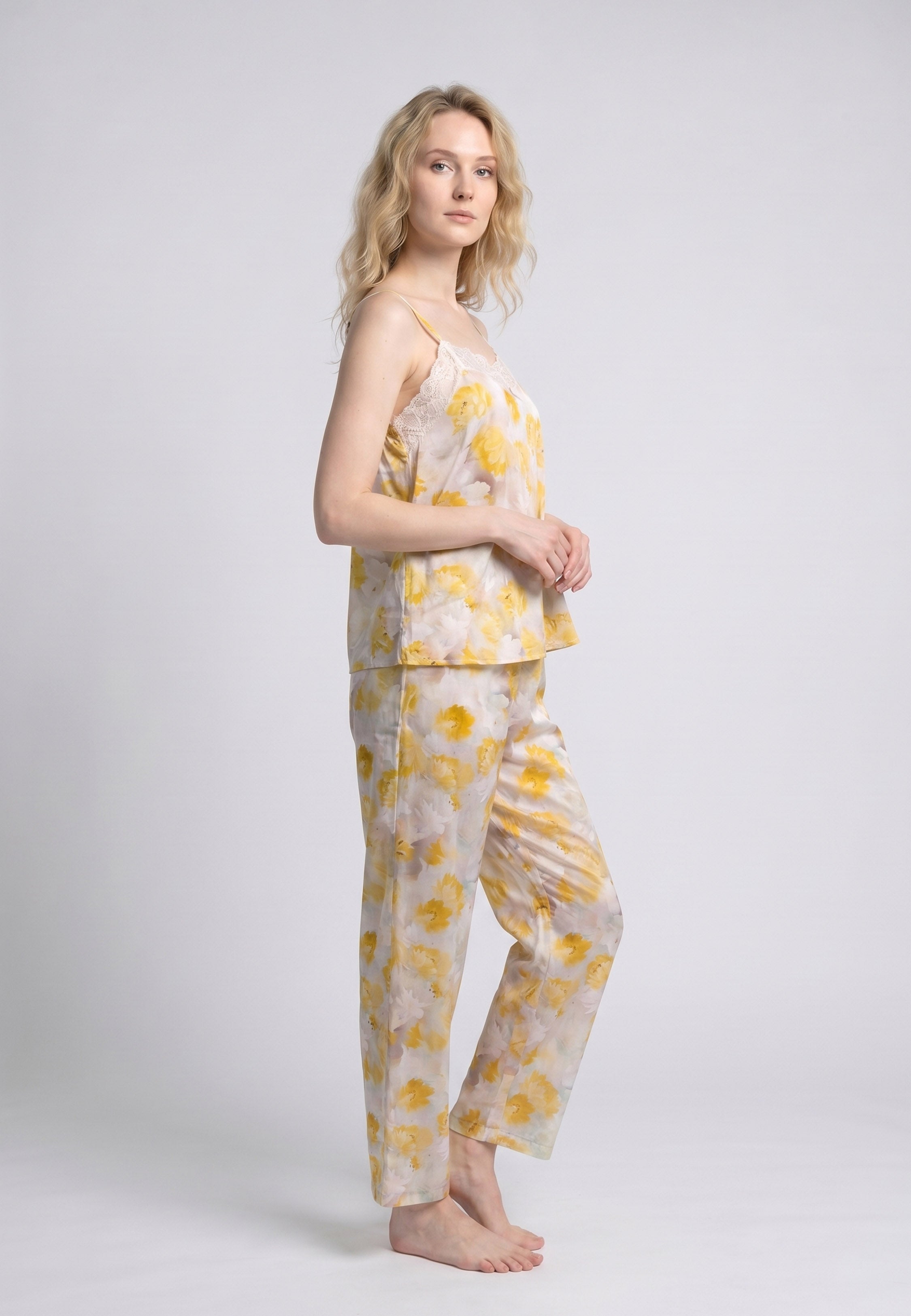 Femme portant un pyjama deux pièces camisole col V dentelle et pantalon long imprimé fleuri multicolore jaune Rosabella Summer Time