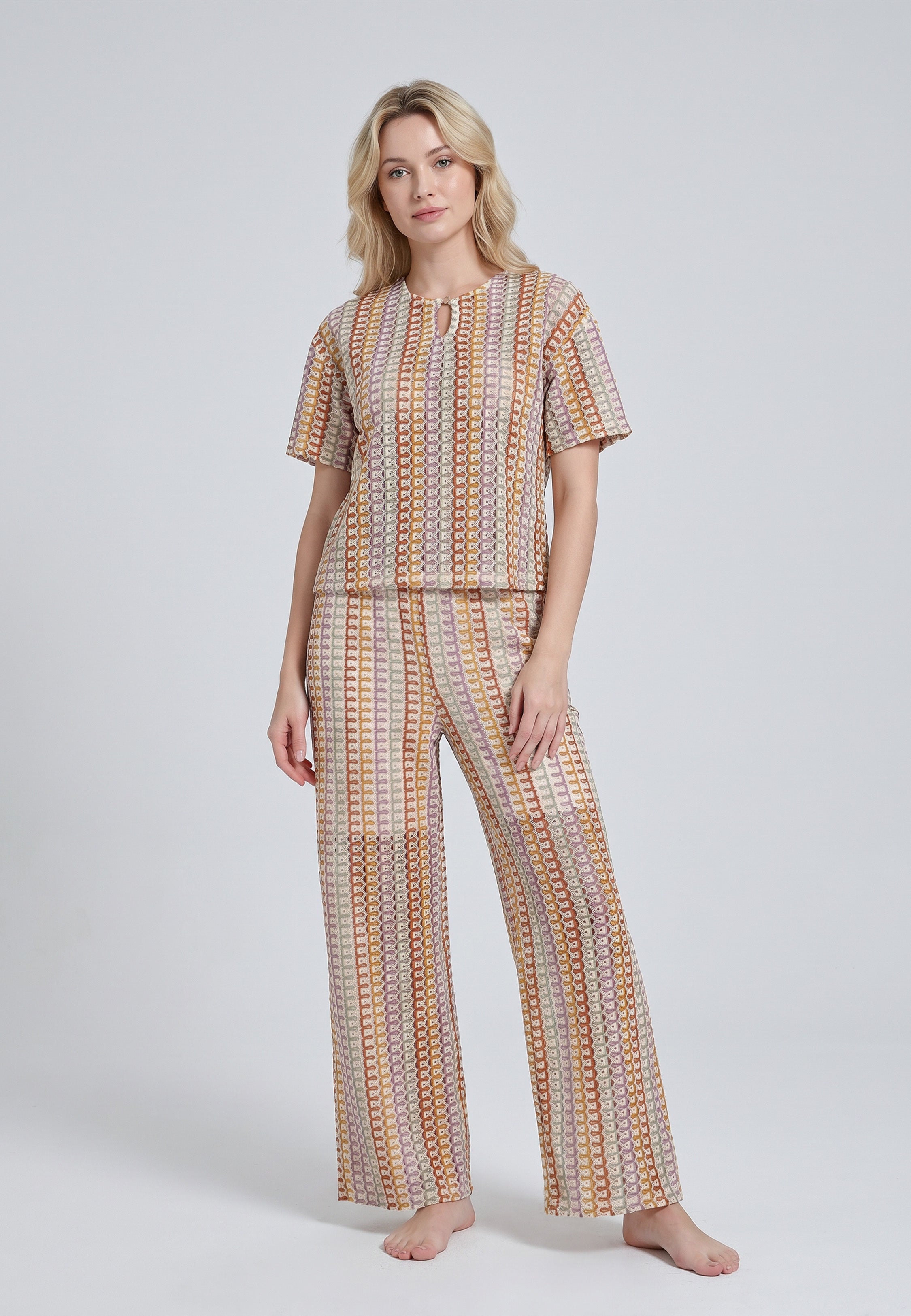 Femme portant un ensemble t-shirt col rond maille imprimée chaînes géométriques multicolores terracotta rose lilas et pantalon large assorti Rosabella