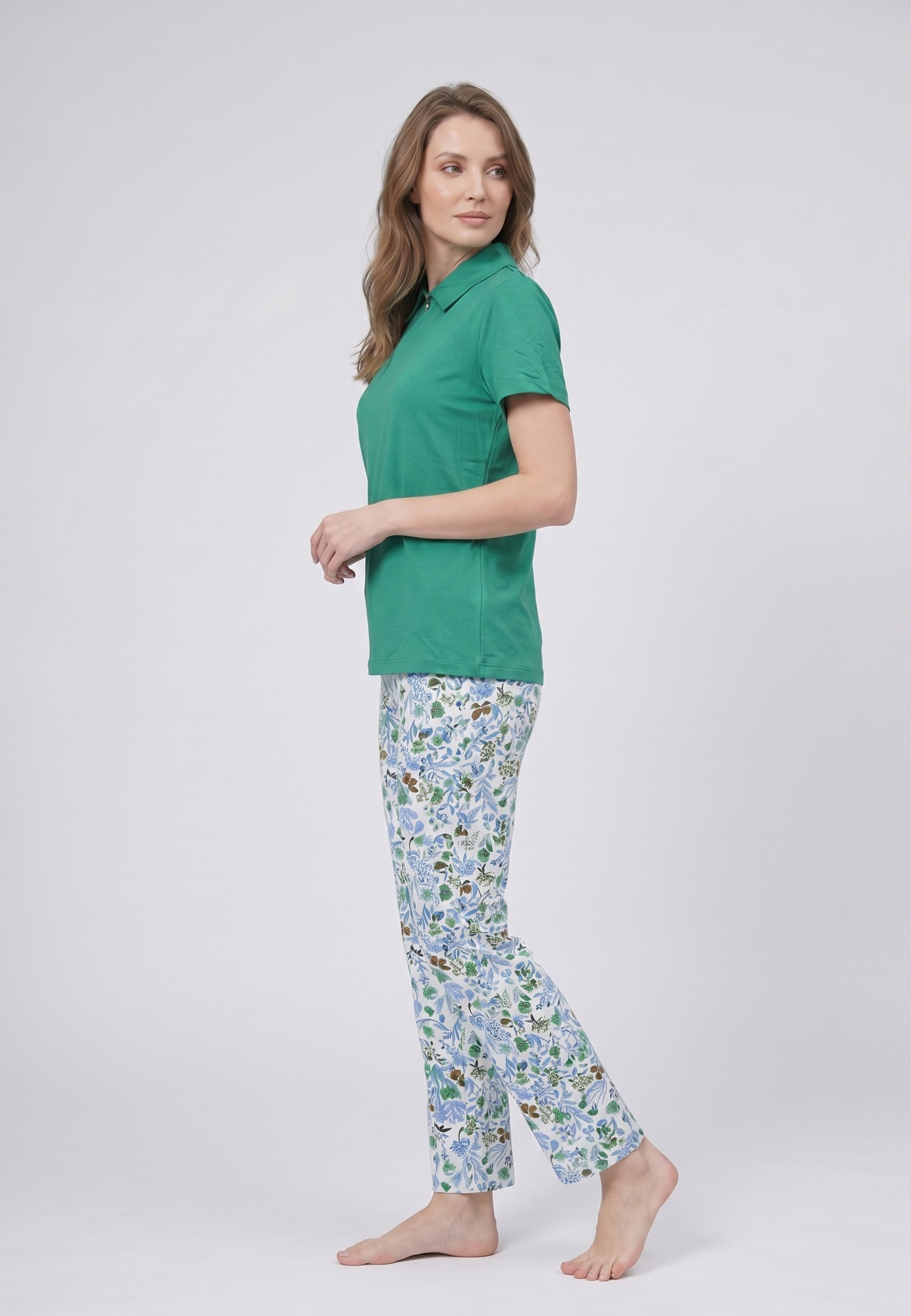 Femme portant un pyjama deux pièces top col claudine bleu uni et pantalon long imprimé aquarelle bleu et blanc Rosabella Mellow Moments