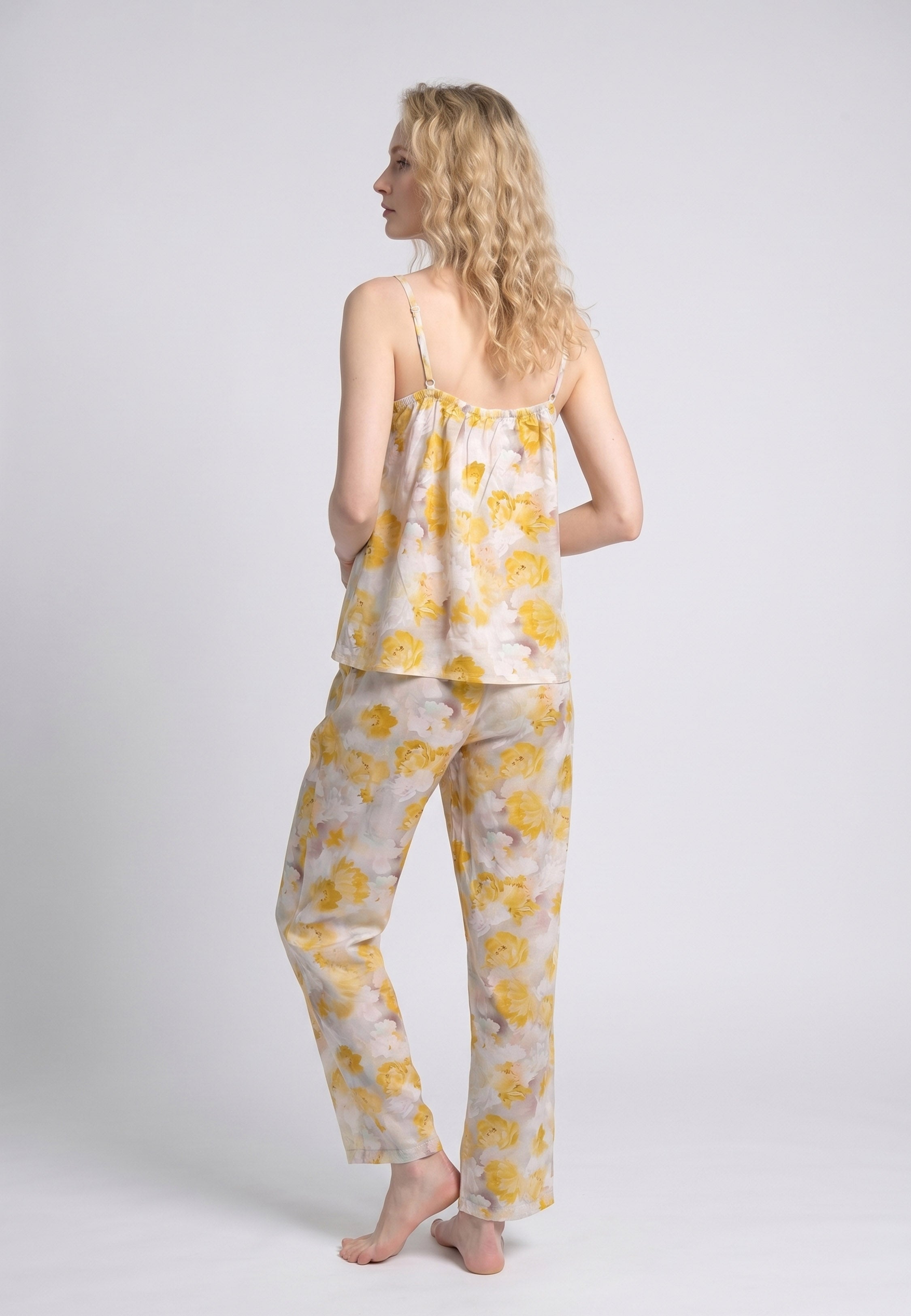 Femme portant un pyjama deux pièces camisole col V dentelle et pantalon long imprimé fleuri multicolore jaune Rosabella Summer Time