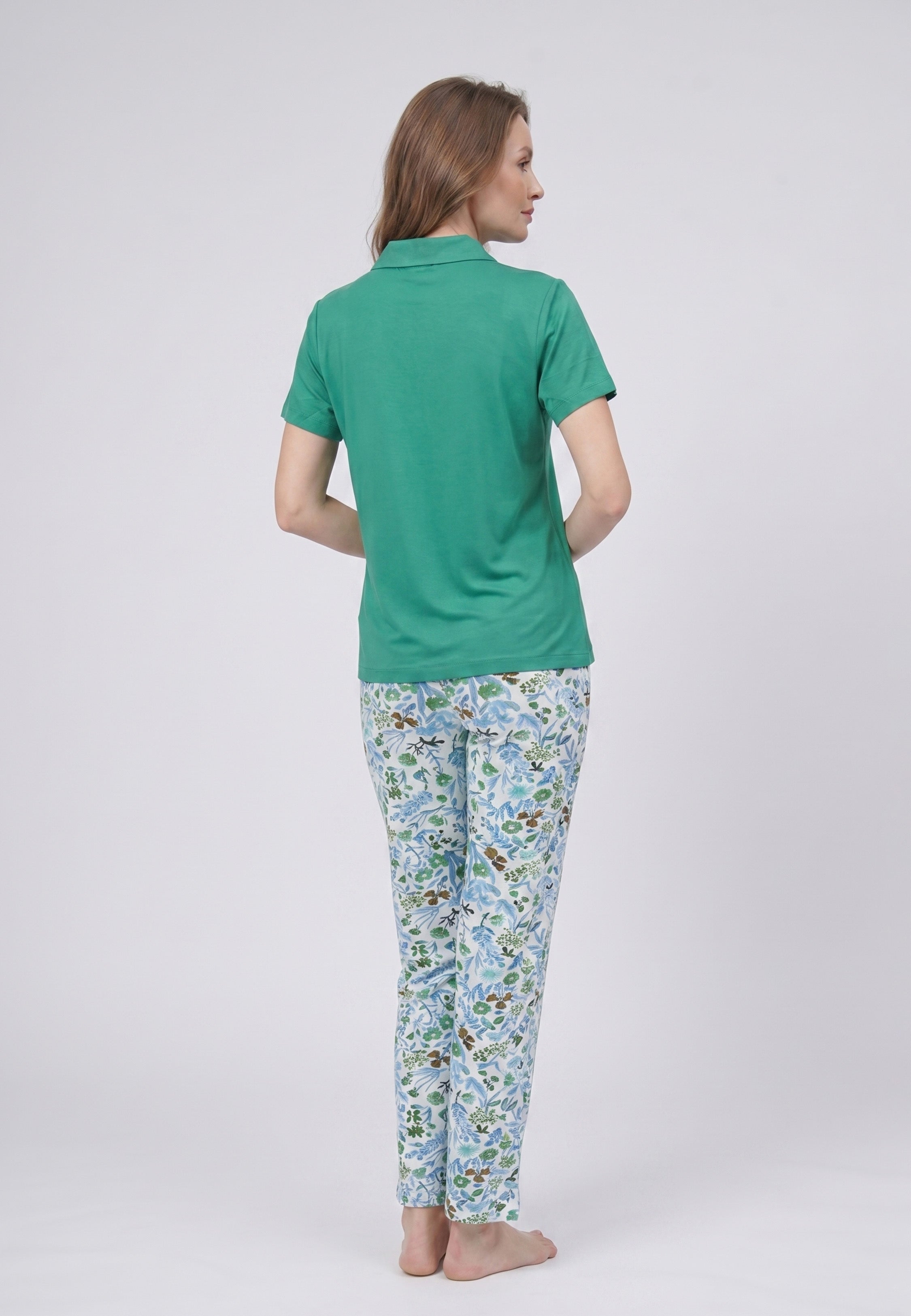 Femme portant un pyjama deux pièces top col claudine bleu uni et pantalon long imprimé aquarelle bleu et blanc Rosabella Mellow Moments