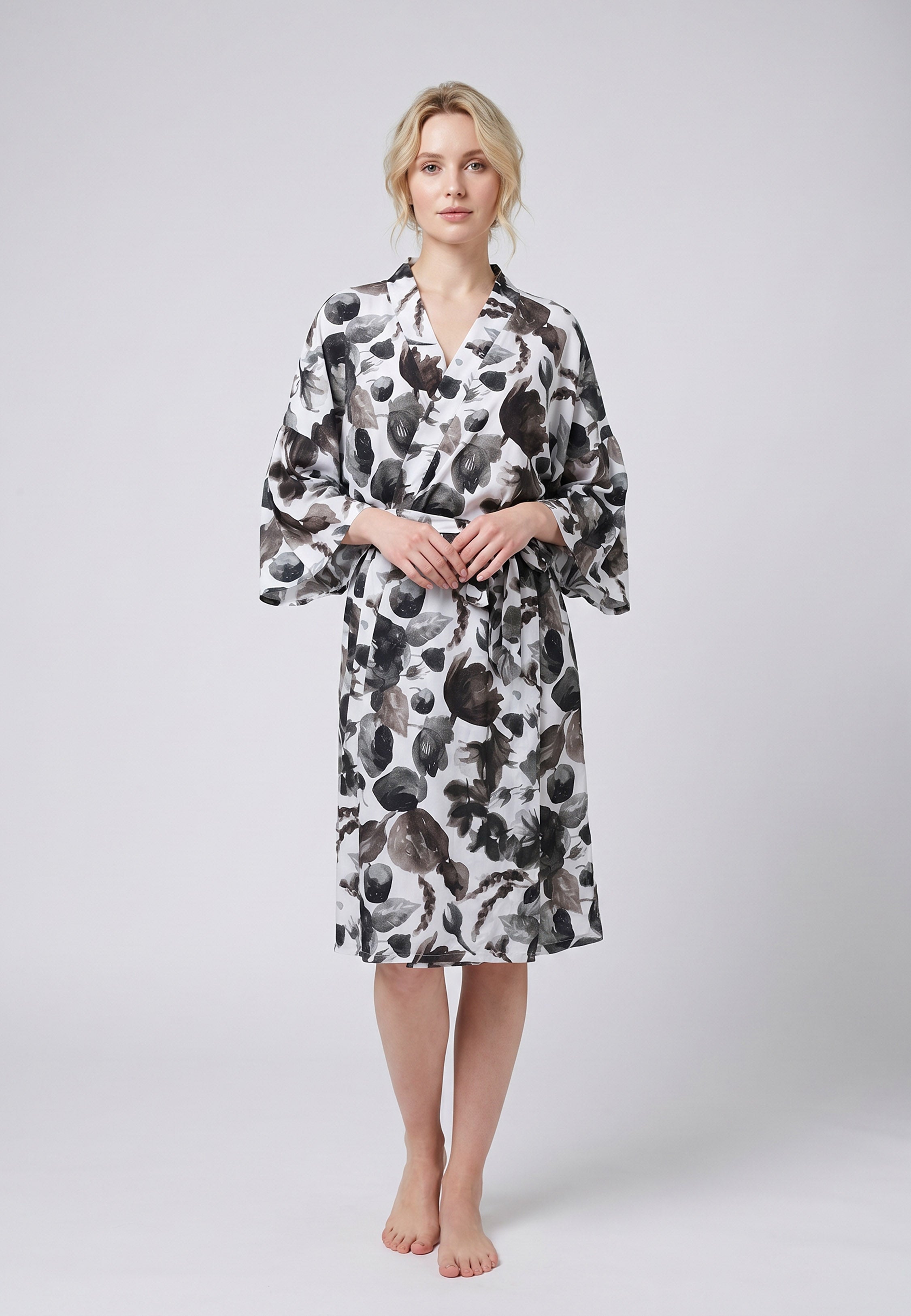 Femme portant un kimono midi croisé manches 3/4 imprimé fleuri aquarelle noir et blanc avec ceinture Rosabella Cozy Comforts
