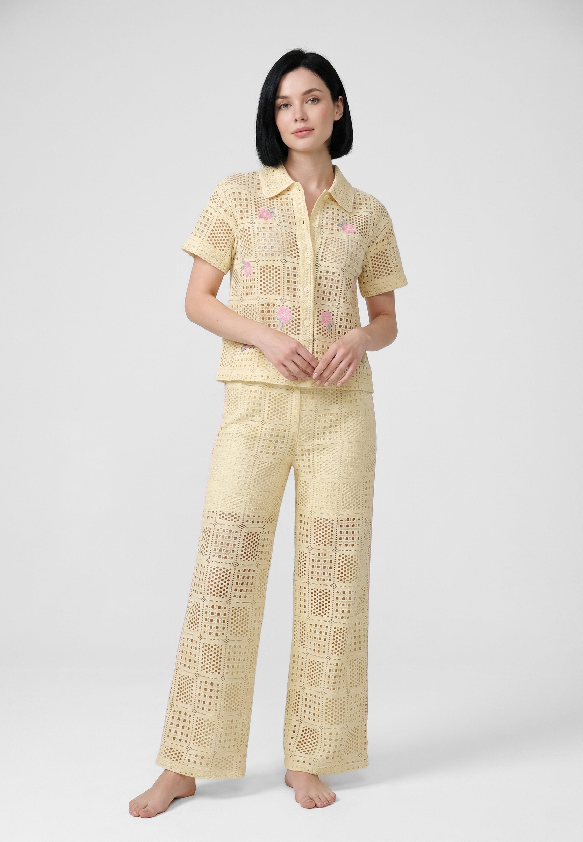Femme portant un ensemble chemise boutonnée crochet quadrillé ajouré jaune pâle appliqués fleurs roses et pantalon large assorti Rosabella
