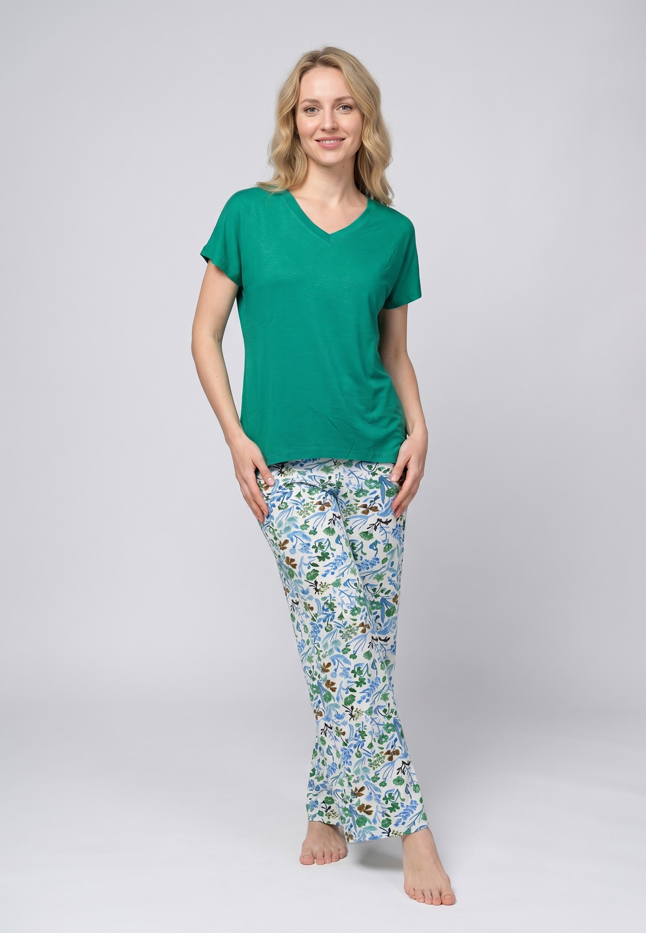 Femme portant un pyjama deux pièces t-shirt col V bleu uni et pantalon large imprimé aquarelle bleu et blanc Rosabella Mellow Moments
