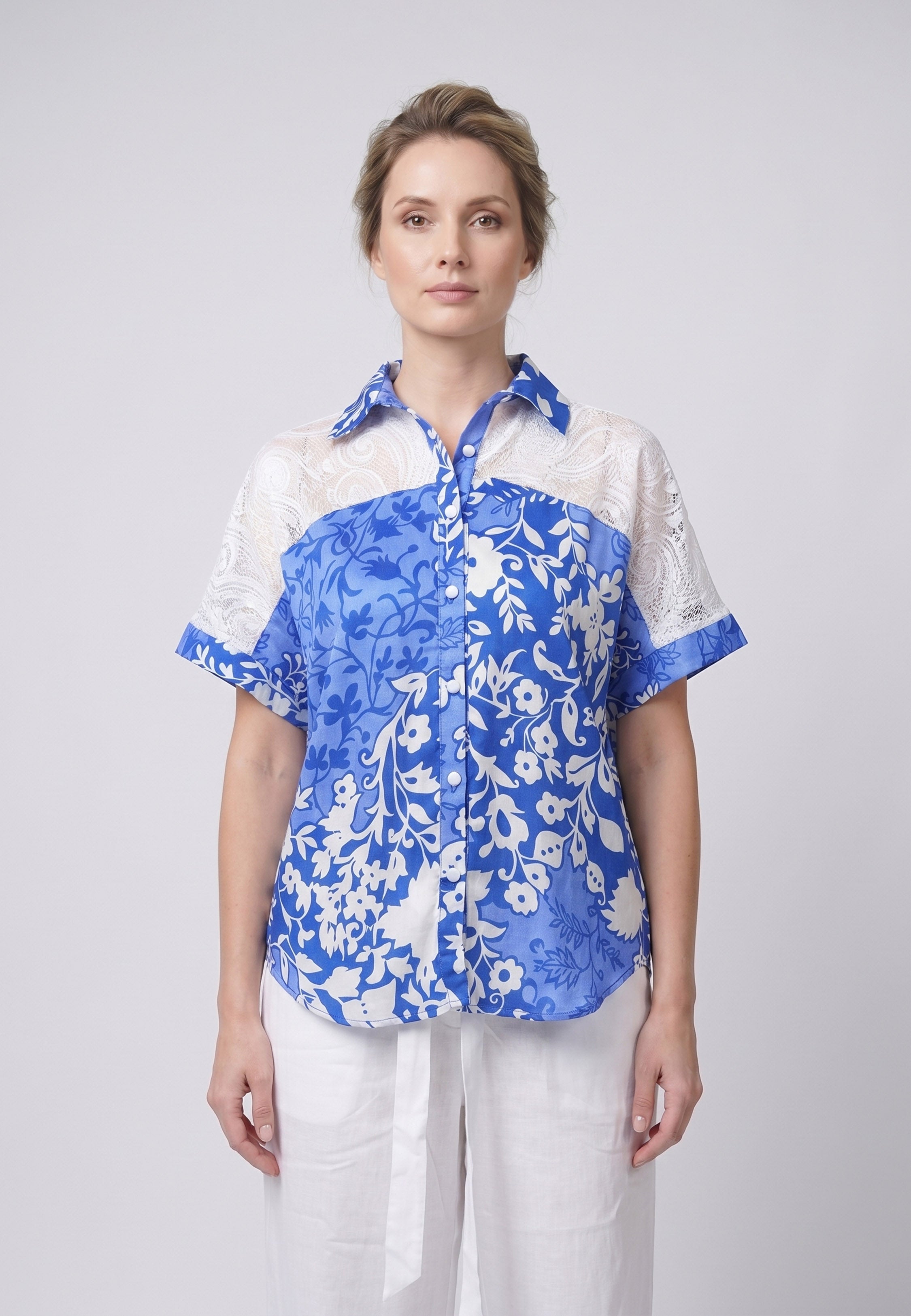 Femme portant un pyjama deux pièces chemise boutonnée dentelle crochet imprimé fleuri bleu et blanc et pantalon large uni blanc Rosabella Jasmine Nights