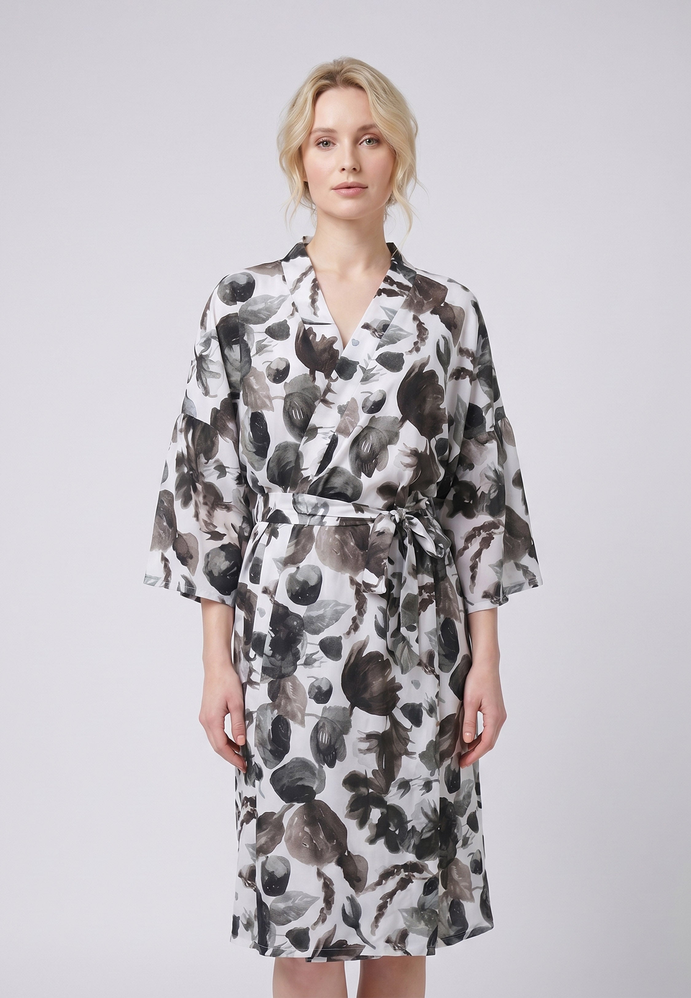 Femme portant un kimono midi croisé manches 3/4 imprimé fleuri aquarelle noir et blanc avec ceinture Rosabella Cozy Comforts