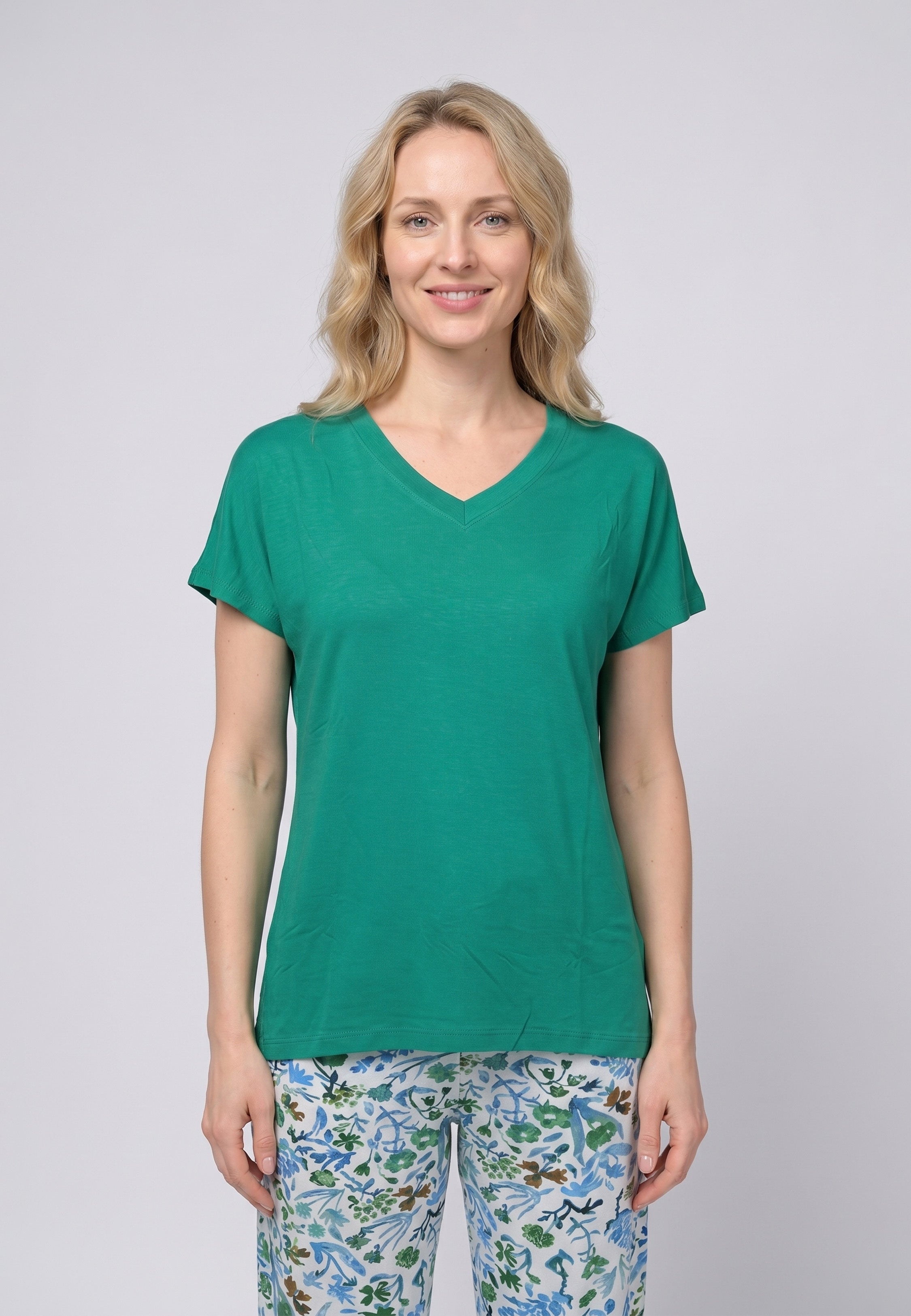 Femme portant un pyjama deux pièces t-shirt col V bleu uni et pantalon large imprimé aquarelle bleu et blanc Rosabella Mellow Moments