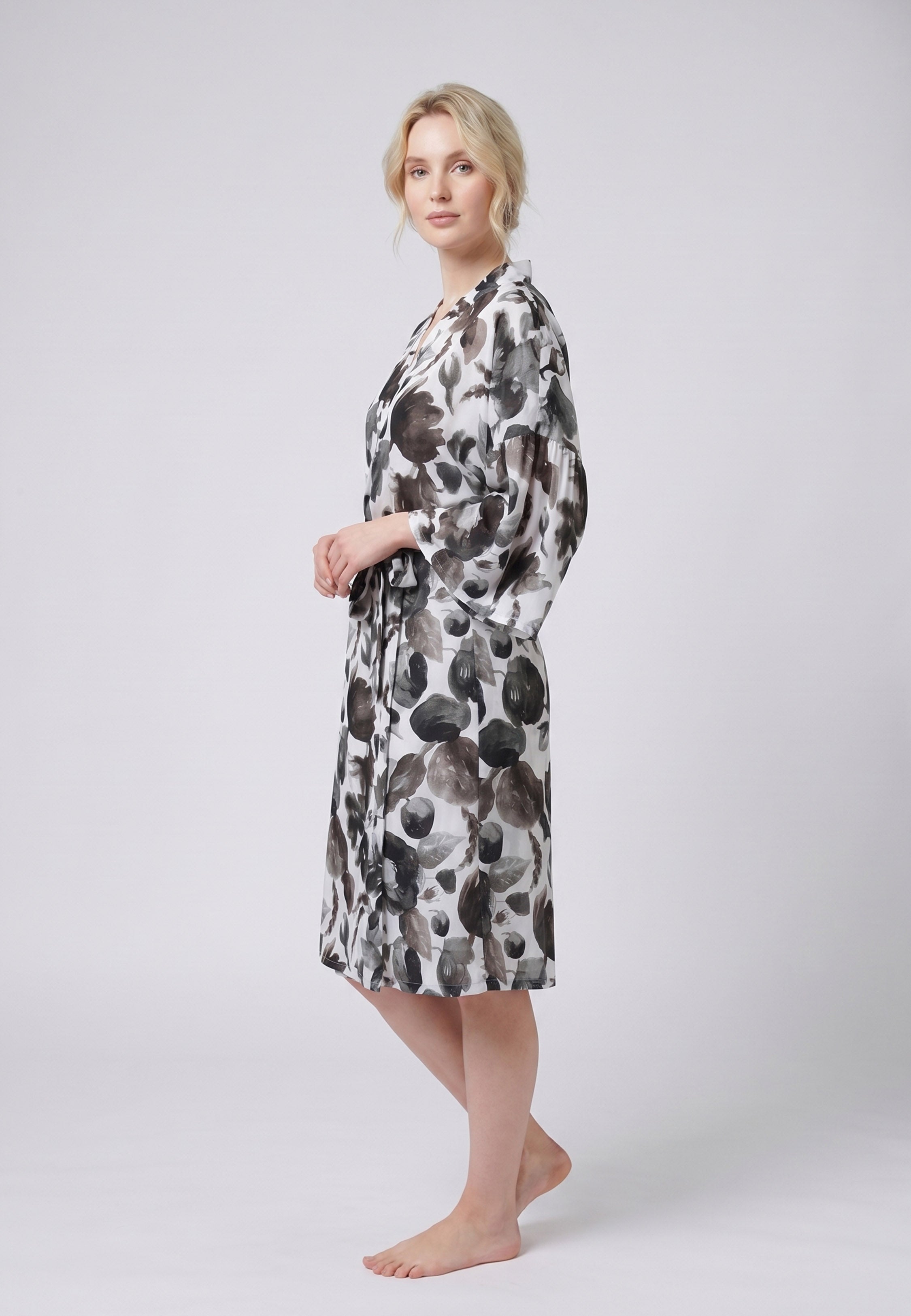 Femme portant un kimono midi croisé manches 3/4 imprimé fleuri aquarelle noir et blanc avec ceinture Rosabella Cozy Comforts