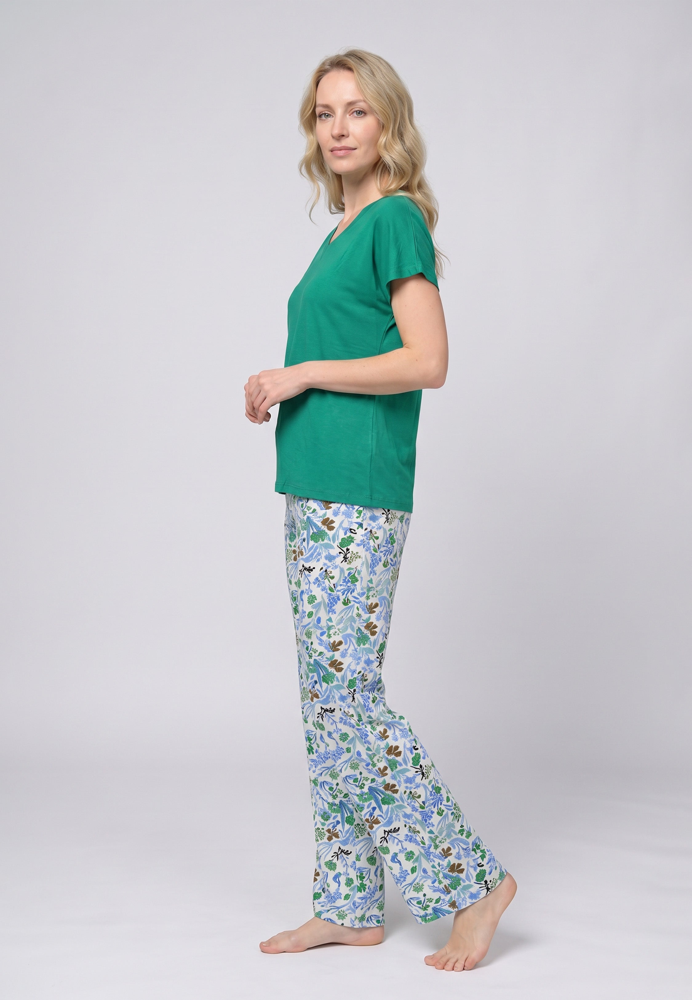 Femme portant un pyjama deux pièces t-shirt col V bleu uni et pantalon large imprimé aquarelle bleu et blanc Rosabella Mellow Moments