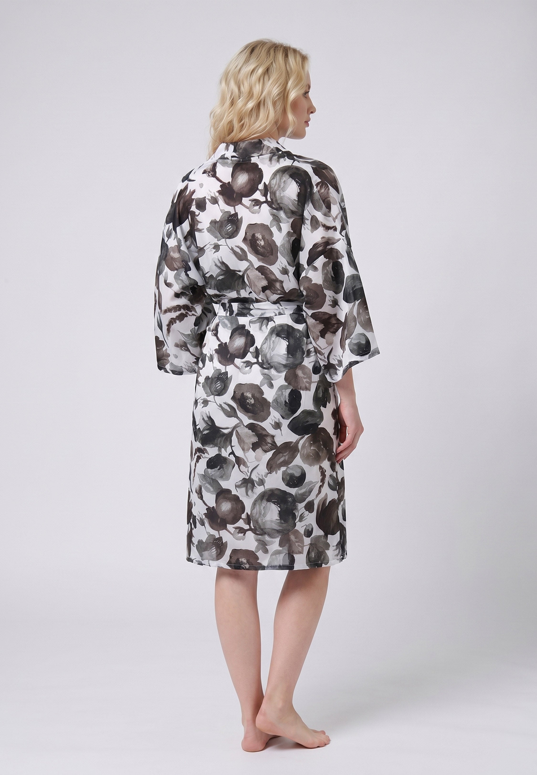 Femme portant un kimono midi croisé manches 3/4 imprimé fleuri aquarelle noir et blanc avec ceinture Rosabella Cozy Comforts