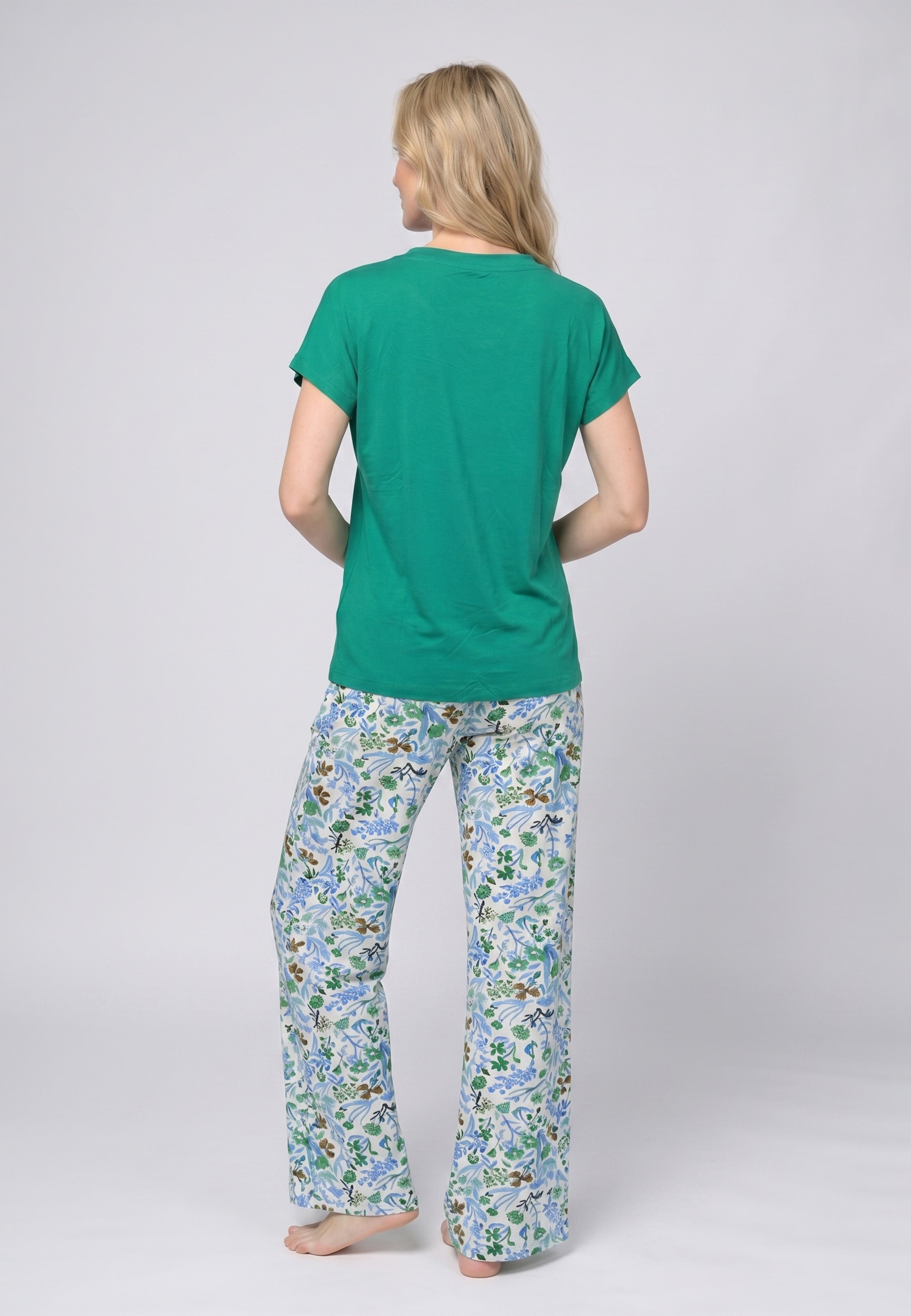 Femme portant un pyjama deux pièces t-shirt col V bleu uni et pantalon large imprimé aquarelle bleu et blanc Rosabella Mellow Moments