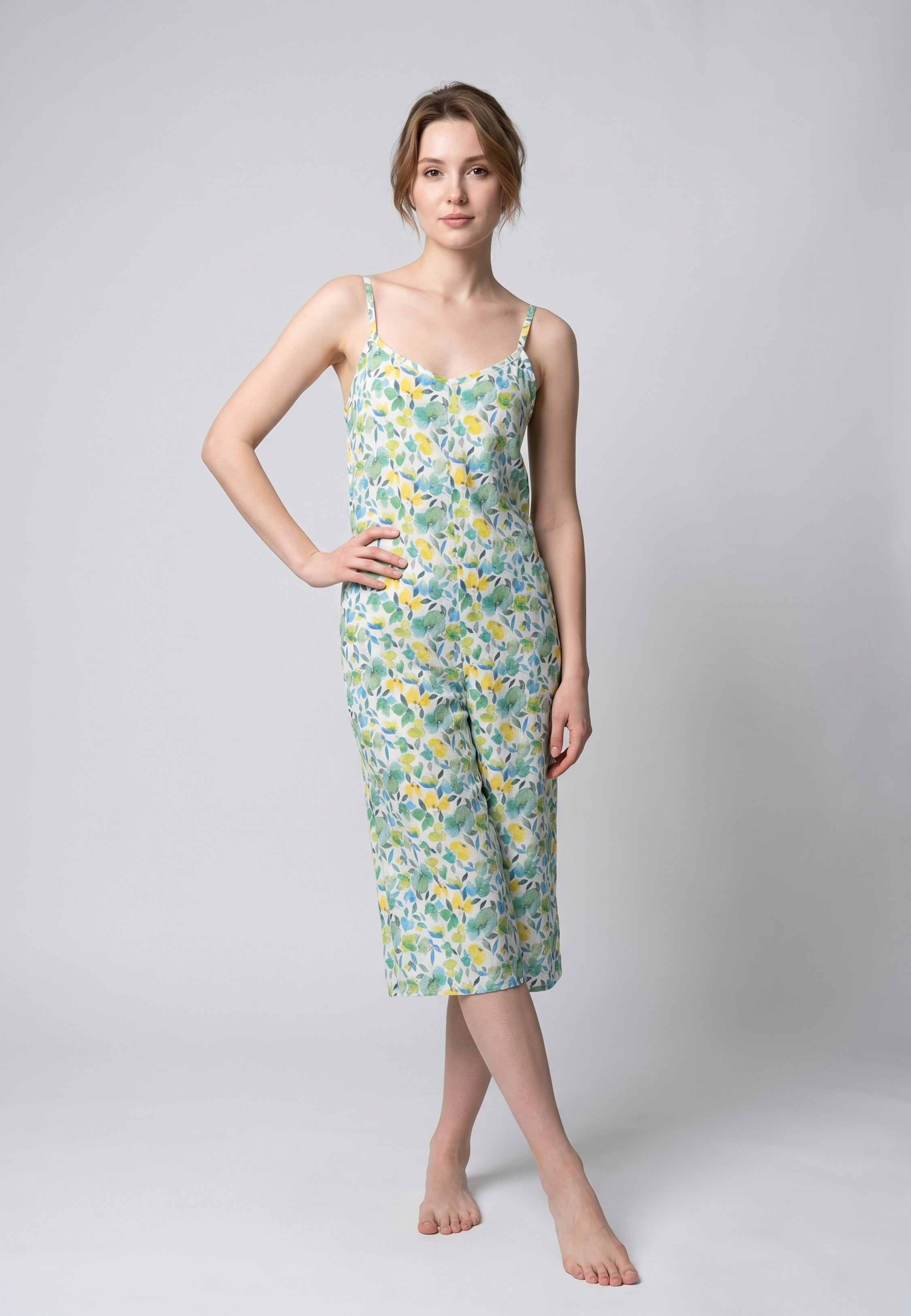 Femme portant une combinaison pyjama bretelles fines buste froncé jambes larges imprimé fleuri multicolore vert jaune et bleu Rosabella Soft Embrace