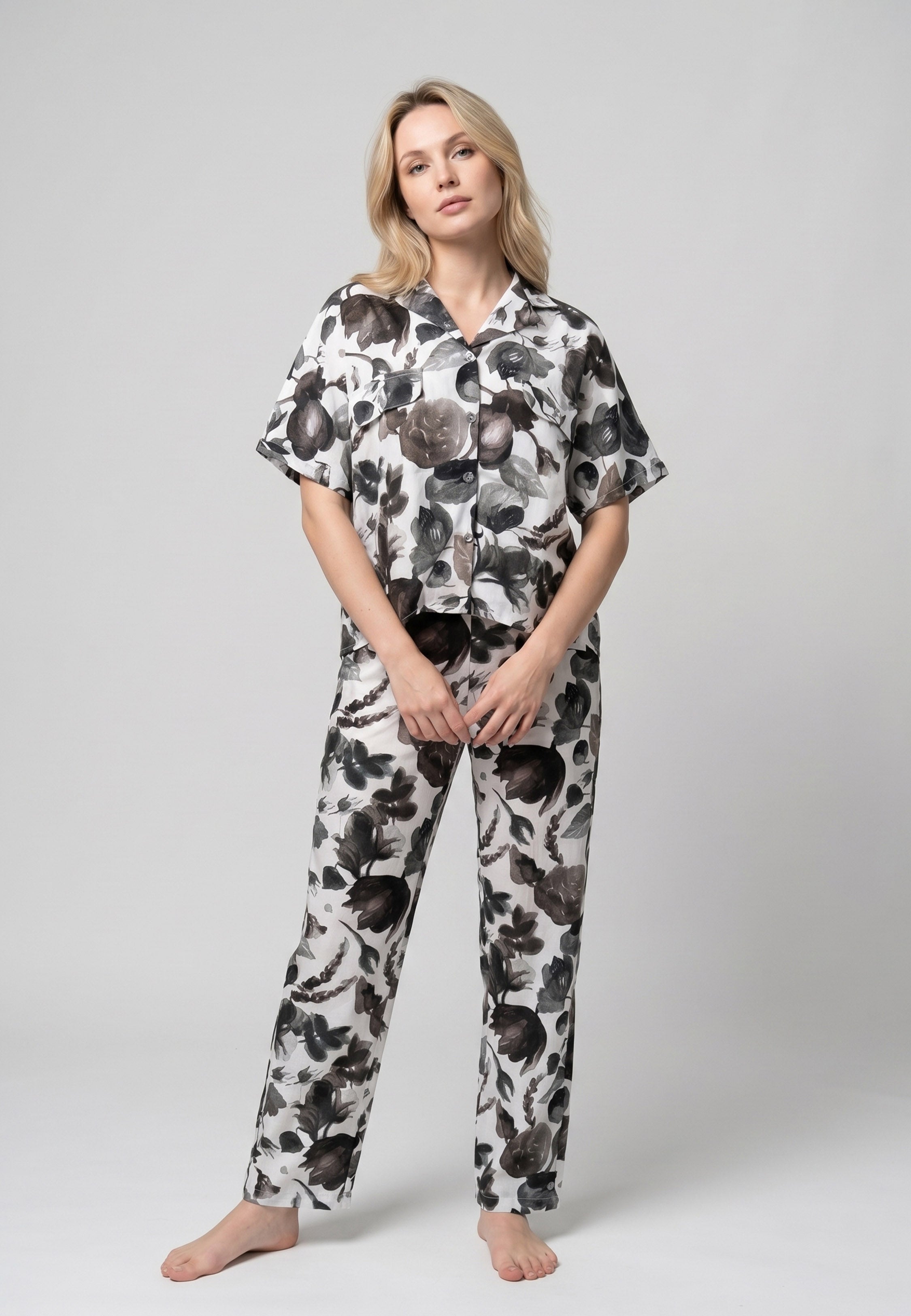 Femme portant un pyjama deux pièces chemise boutonnée col revers imprimé fleuri aquarelle noir et gris et pantalon long assorti Rosabella Cozy Comforts