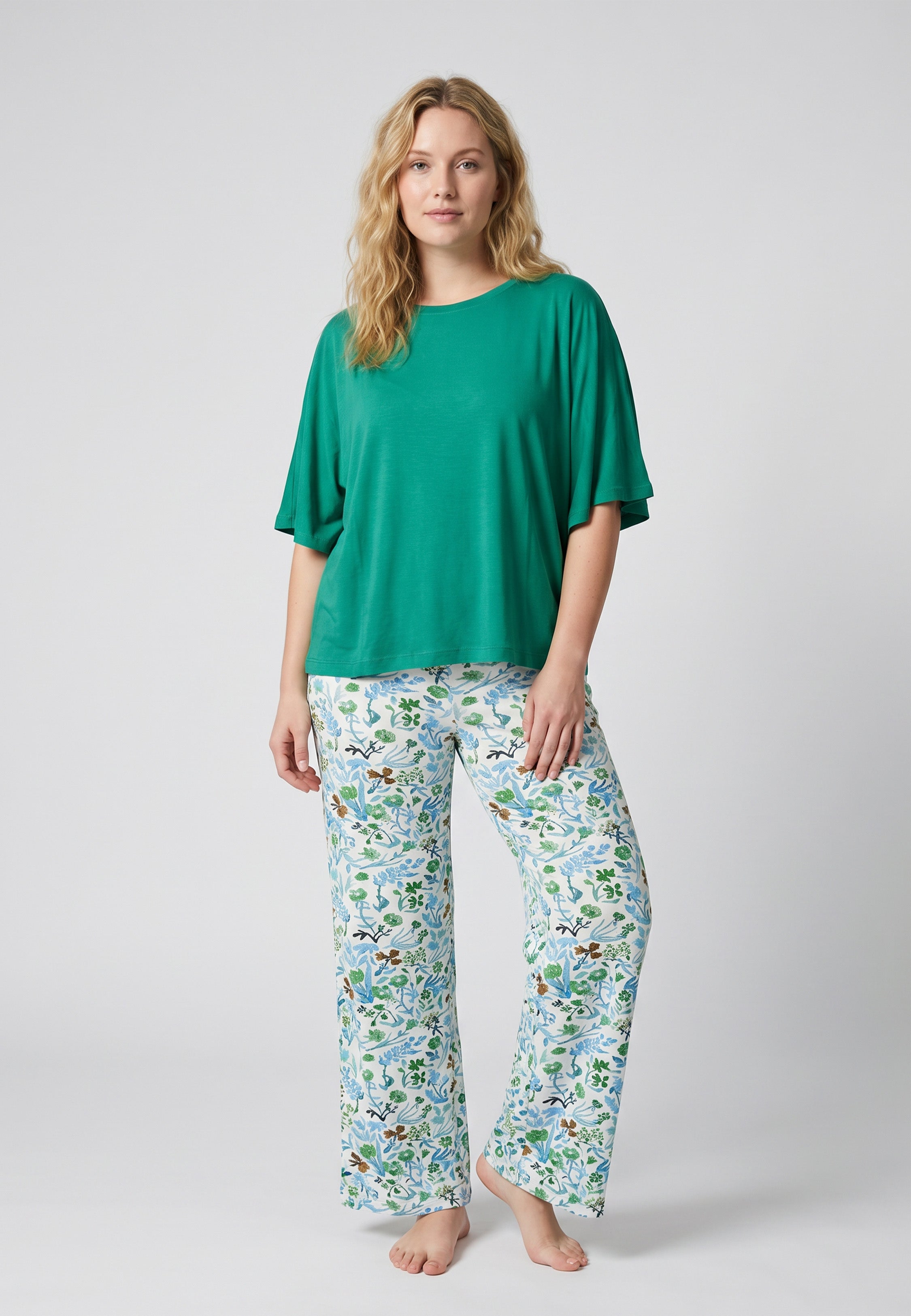 Femme portant un pyjama deux pièces t-shirt oversize bleu uni et pantalon large imprimé aquarelle bleu et blanc Rosabella Mellow Moments