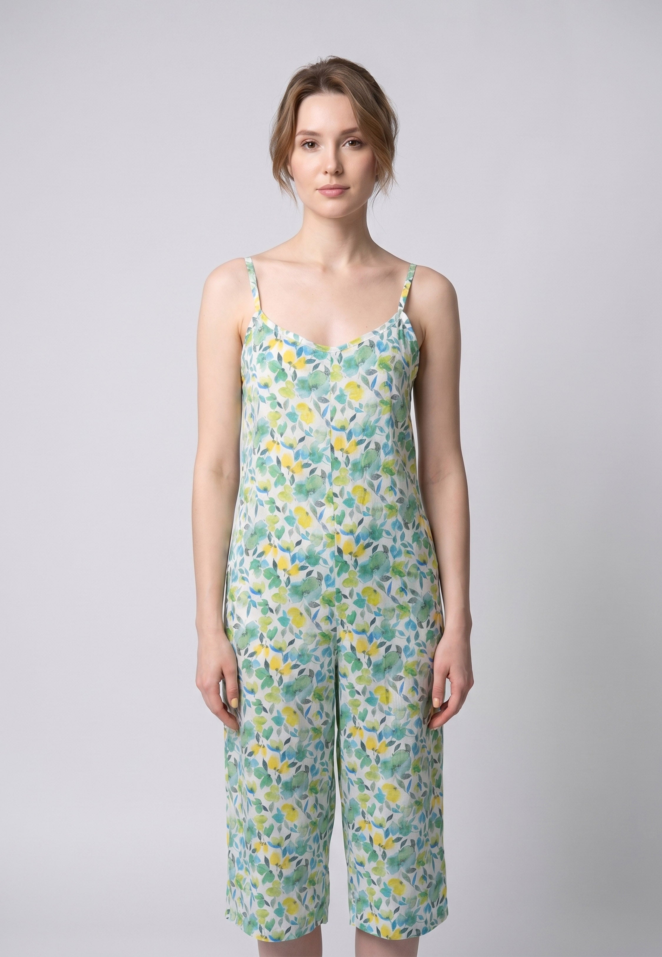Femme portant une robe de nuit longue bretelles larges col froncé imprimé aquarelle abstrait multicolore vert et rose Rosabella Soft Embrace